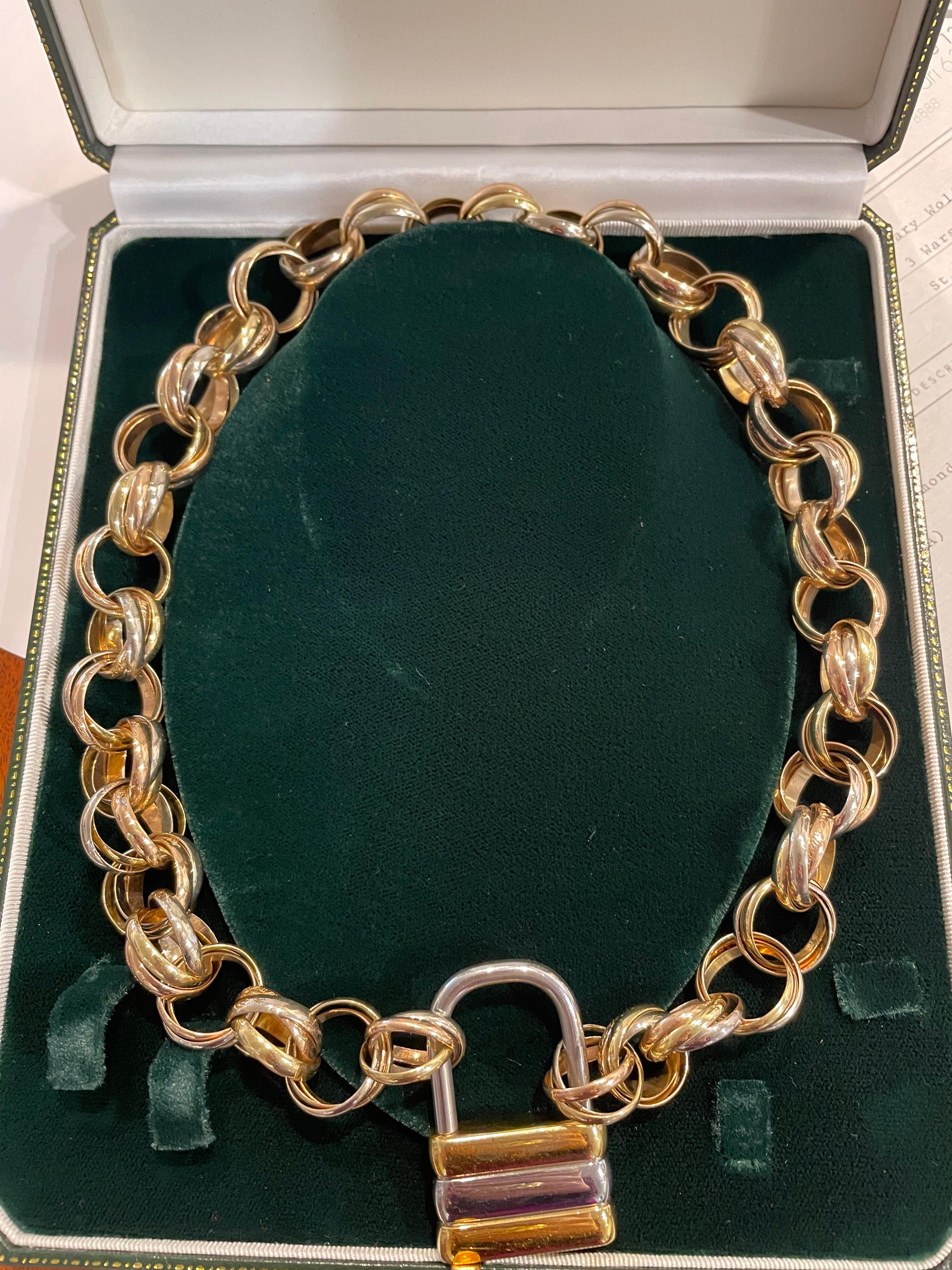 Ce collier unique est composé de 38 anneaux tricolores Cartier 18kt et fermé par un cadenas Cartier. Il est absolument exceptionnel et si facile à porter. Il s'agit d'une pièce exceptionnelle !