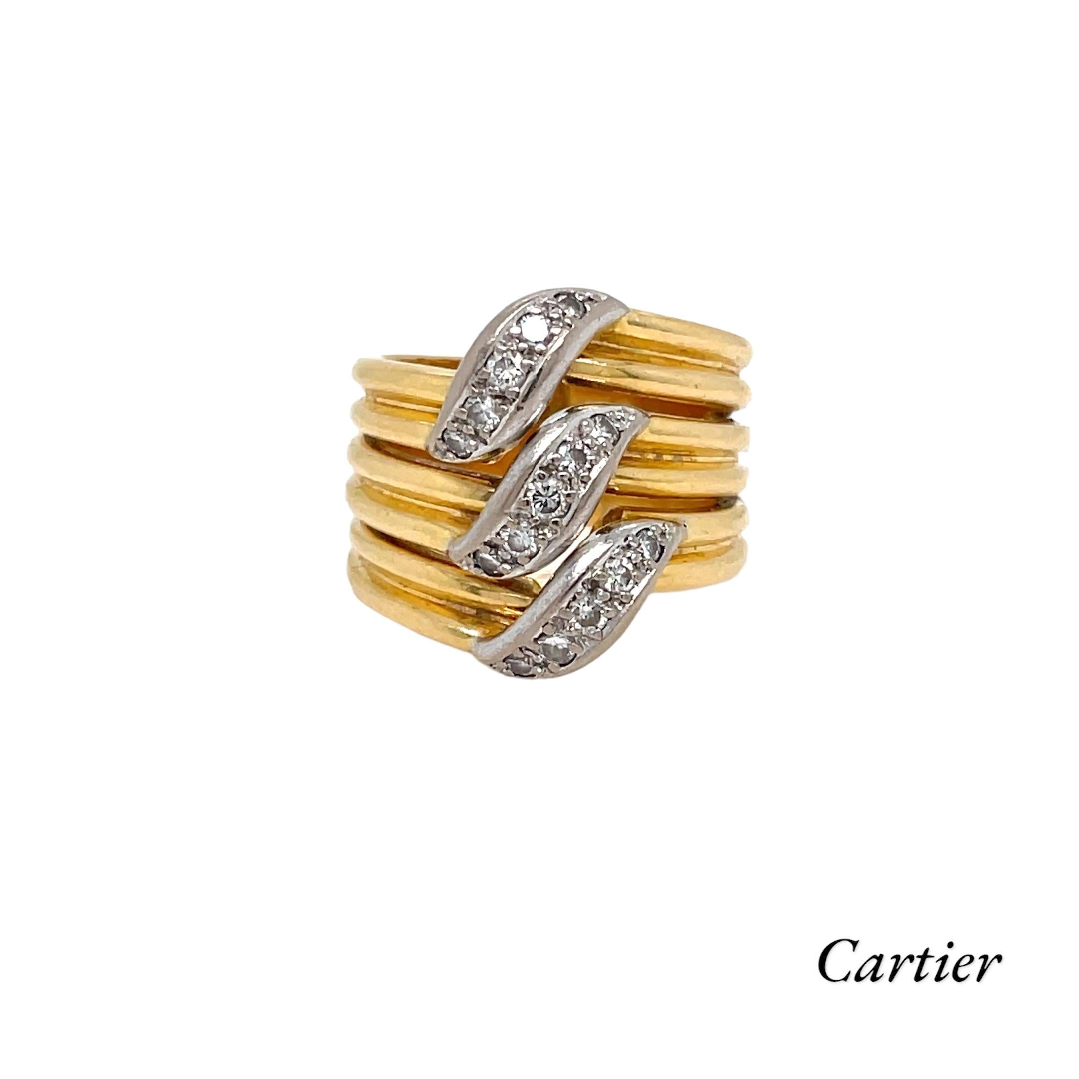 Ring aus Gelb- und Weißgold von Cartier, mit drei Weißgoldbündeln an der Spitze und verziert mit Diamanten im Brillantschliff mit einem Gewicht von ca. 0,30 ct, Reinheit VS, Farbe E/F. 
Frankreich, um 1980.

ZUSTAND: Gebraucht - Ausgezeichnet