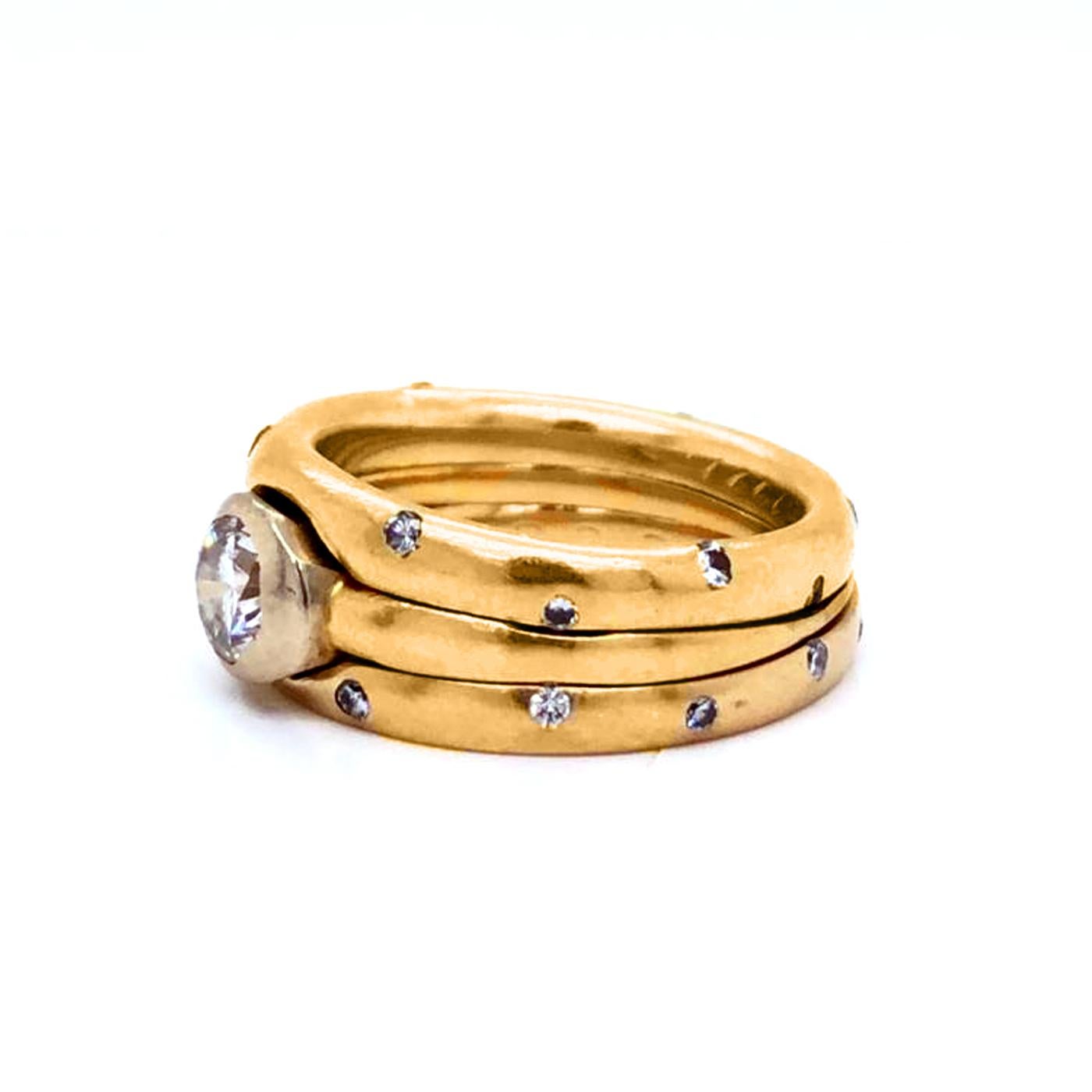 Modernist Trinity 18 Karat Yellow Gold 0.80 Carat Center Stone Diamond Band Ring G/H VS1 For Sale