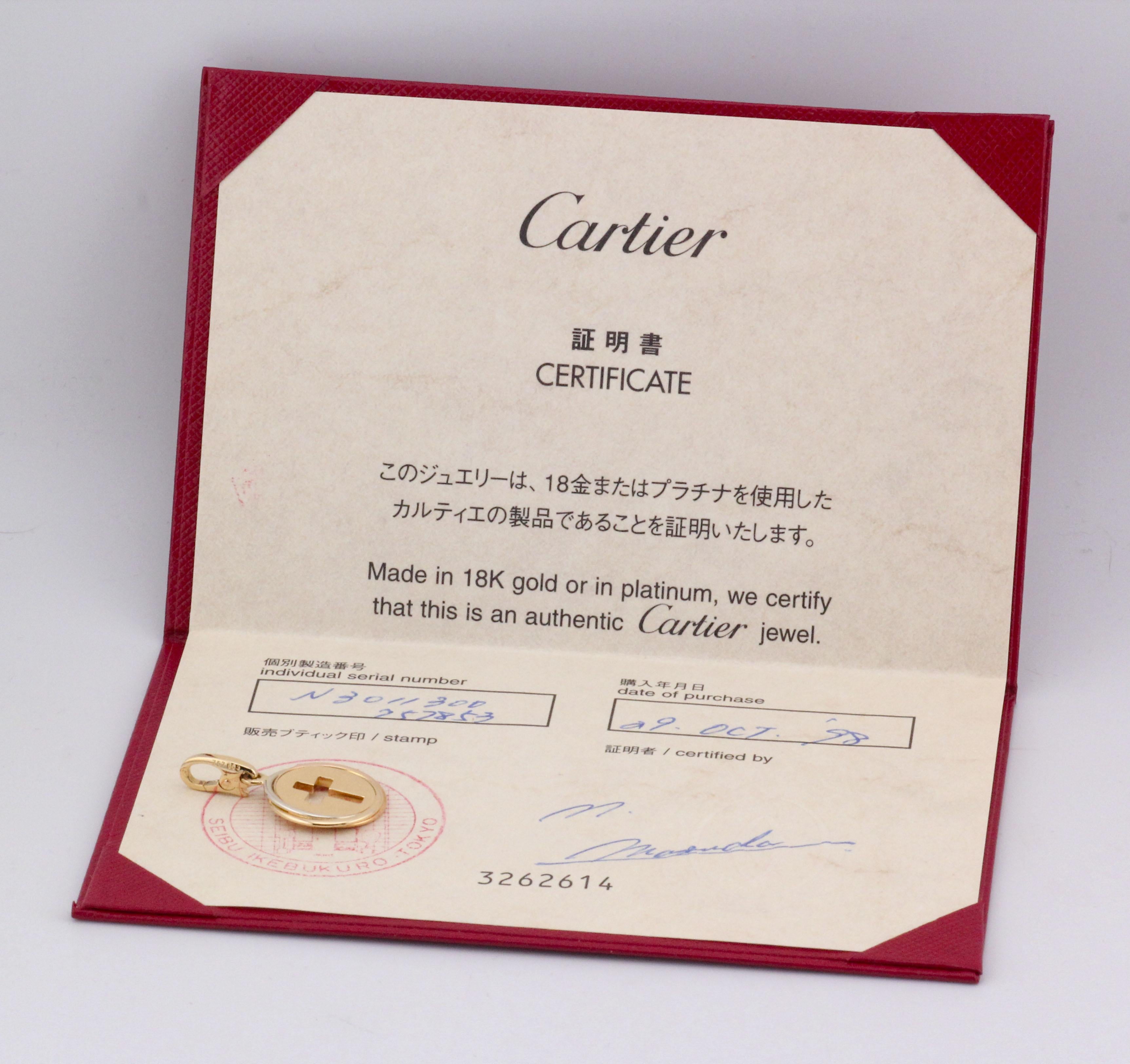 Célébrez l'élégance intemporelle avec cet authentique pendentif Croix de la Trinité de Cartier, expression raffinée de l'iconique harmonie à trois tons de la Maison. Le pendentif breloque croix en or 18 carats est une pièce sophistiquée qui illustre