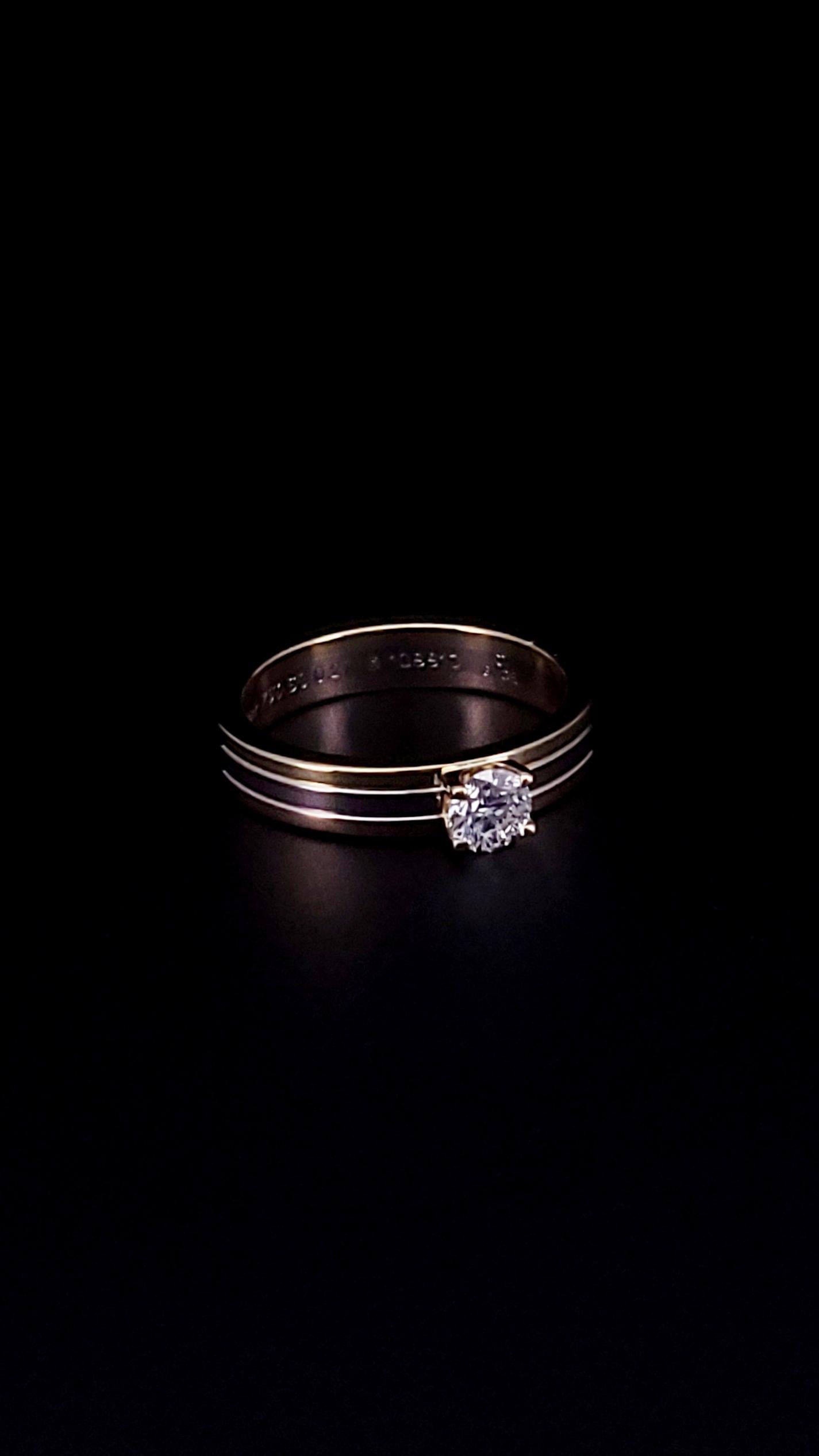 Anello di fidanzamento Cartier Trinity in oro 18 carati con diamante rotondo VVS1/D In condizioni ottime in vendita a New York, NY