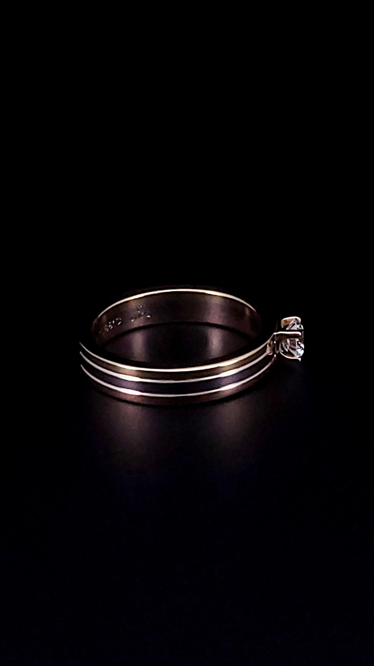 Donna Anello di fidanzamento Cartier Trinity in oro 18 carati con diamante rotondo VVS1/D in vendita