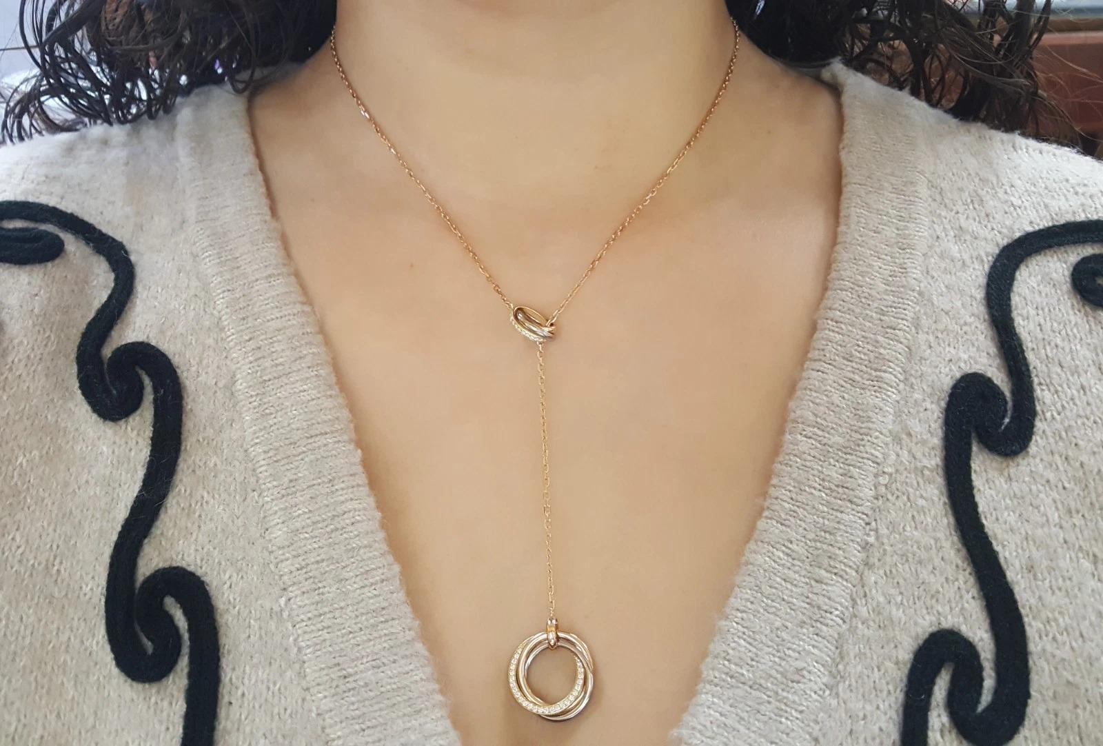 Cartier Trinity - Collana con pavé di diamanti in oro multicolore 18 ct.

Un'icona intramontabile di Cartier, questa collana con ciondolo Trinity è realizzata in oro giallo, bianco e rosa 18 carati e impreziosita da diamanti naturali incastonati a