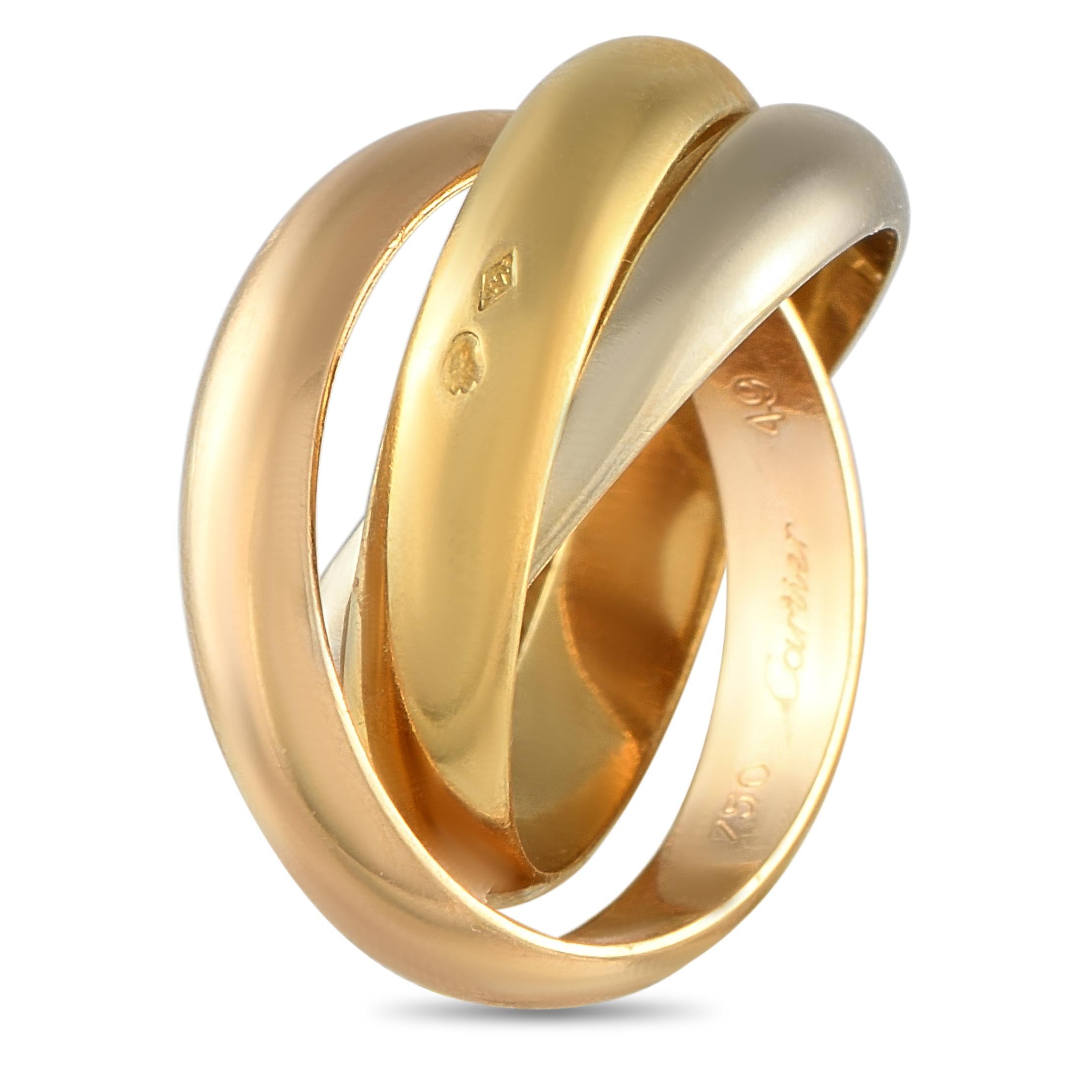 Censée symboliser l'amour, l'amitié et la loyauté, la bague Trinity de Cartier présente un jeu harmonieux de matières, de mouvements et de significations. Cette pièce présente des anneaux en or jaune, blanc et rose qui s'emboîtent les uns dans les