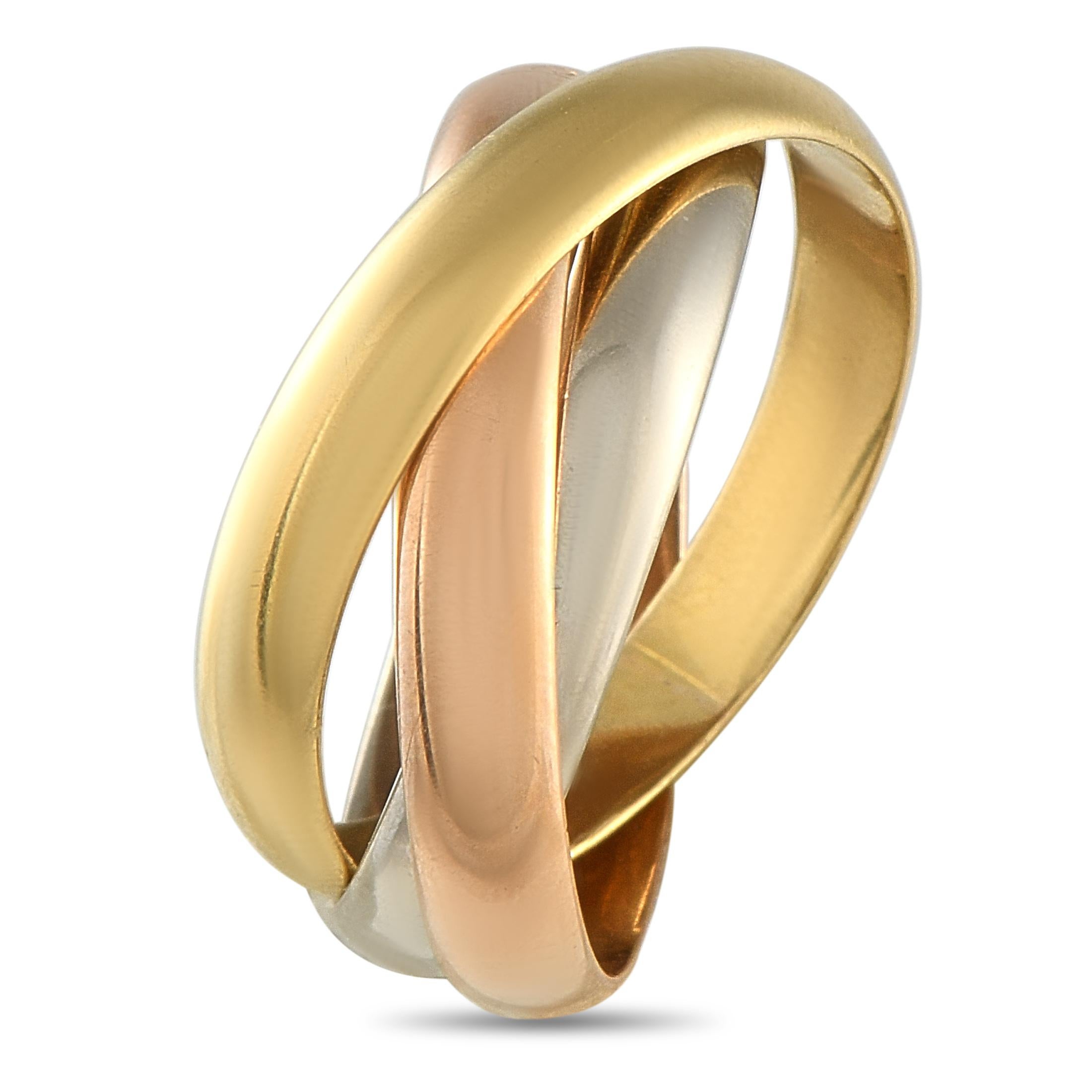 Rafraîchissez votre style avec l'audace discrète de l'emblématique bague Trinity de Cartier. Cette bague tri-or présente trois anneaux en or jaune, or blanc et or rose 18 carats qui s'entrelacent sans effort. Considéré comme un bijou symbolique,