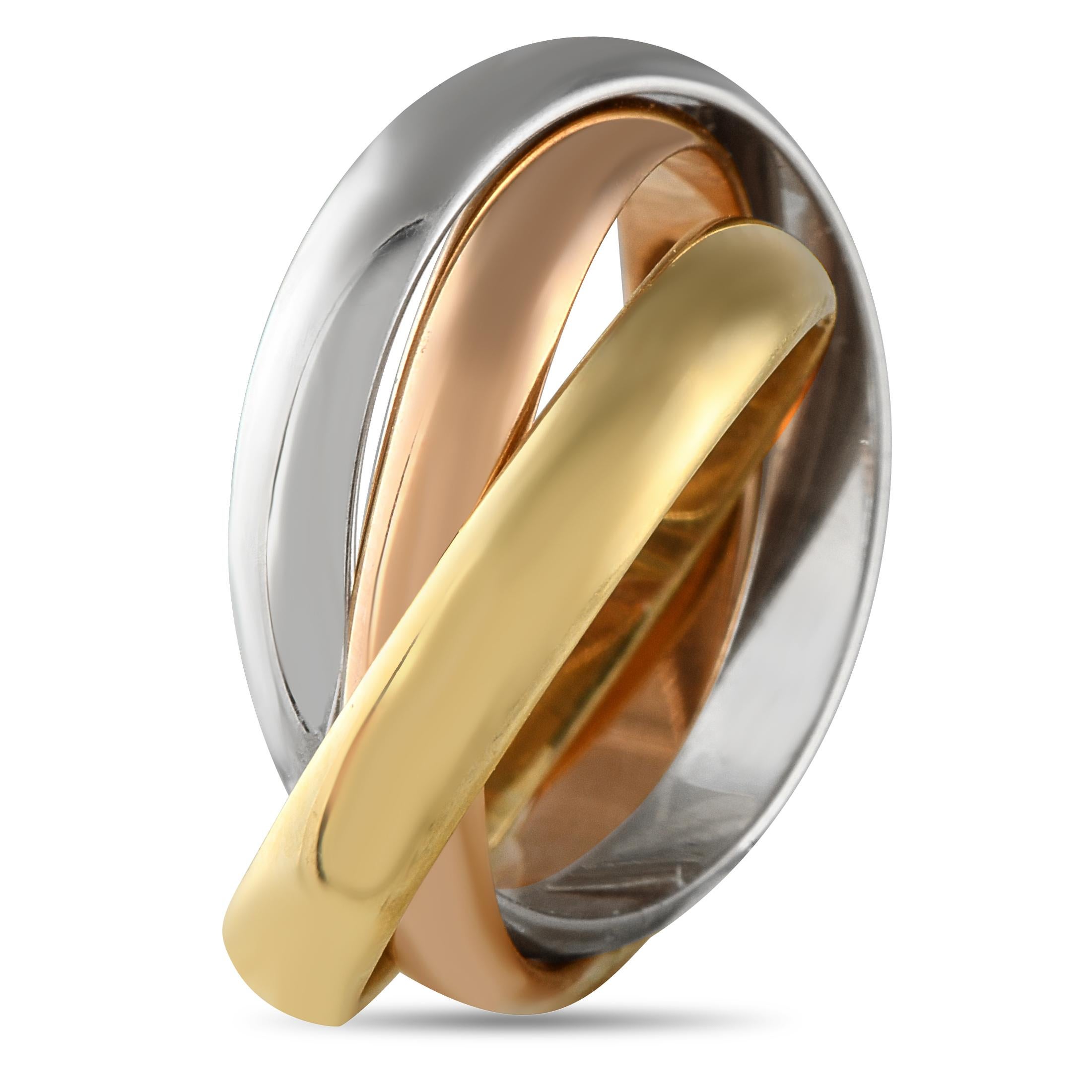 Trois anneaux imbriqués en or jaune, blanc et rose constituent l'élégance simple de la bague trinitaire de Cartier. Cette icône du luxe discret est suffisamment polyvalente pour être portée au quotidien. Cette bague trinitaire en or jaune 18 carats