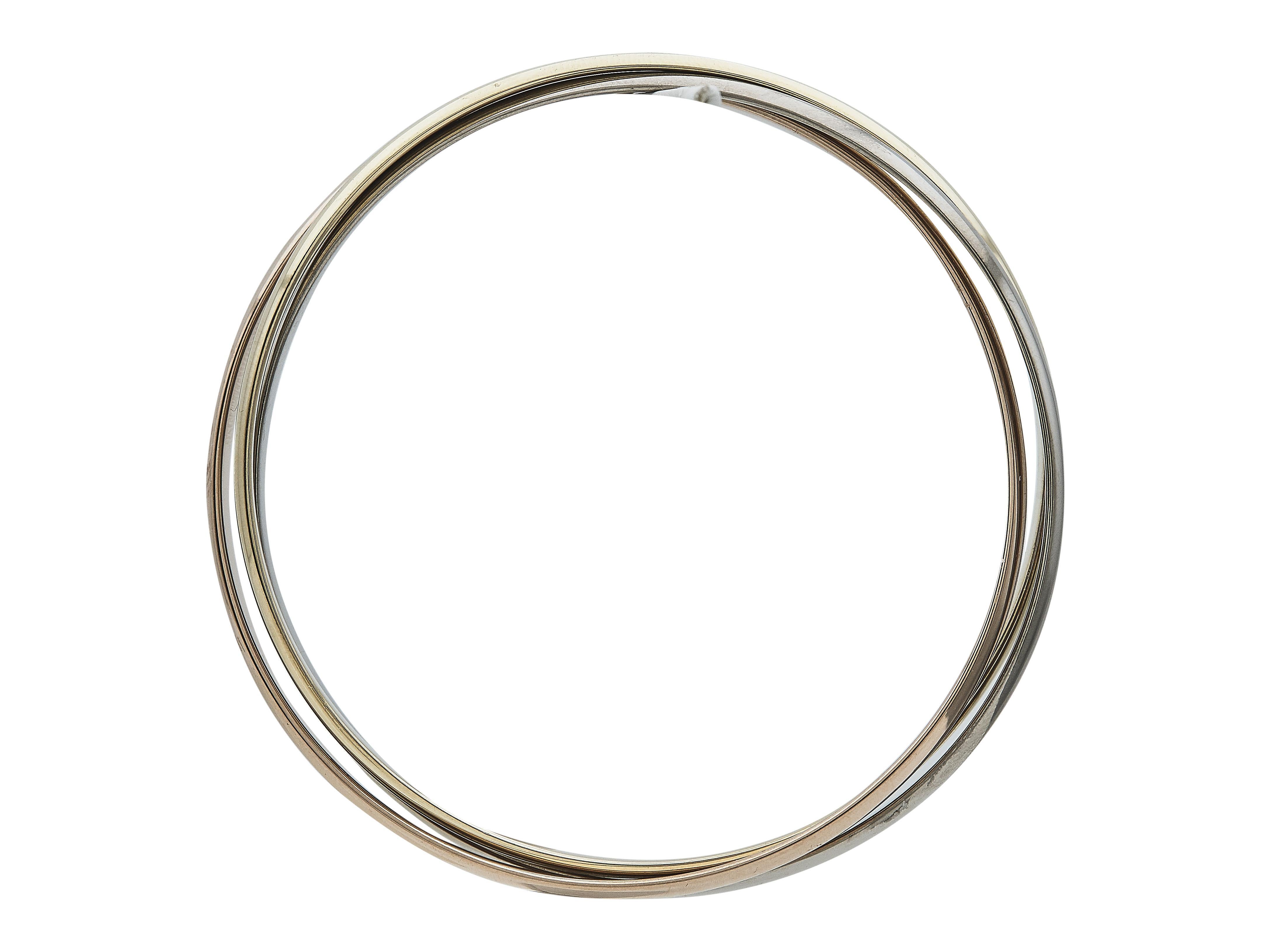 Das Armband:
Ein Cartier Trinity Armreif aus achtzehn Karat Gelb-, Weiß- und Roségold. Der Innenumfang beträgt 7 ¾ Zoll.

Das Armband ist in ausgezeichnetem Zustand, mit nur ein paar kleinen Kratzern, die mit normalen Verschleiß zu erwarten sind.