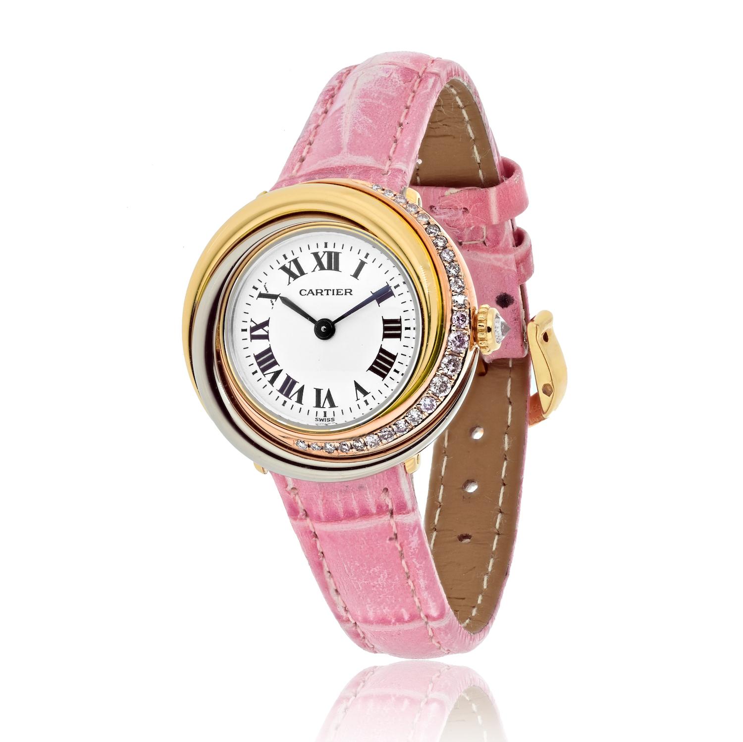 Gönnen Sie sich zeitlose Eleganz mit der Damenuhr Cartier Trinity 2357, einem atemberaubenden Exemplar unserer exquisiten Kollektion von Uhren aus zweiter Hand, die zum Verkauf stehen. Diese Uhr strahlt Glamour und Raffinesse aus und ist damit die