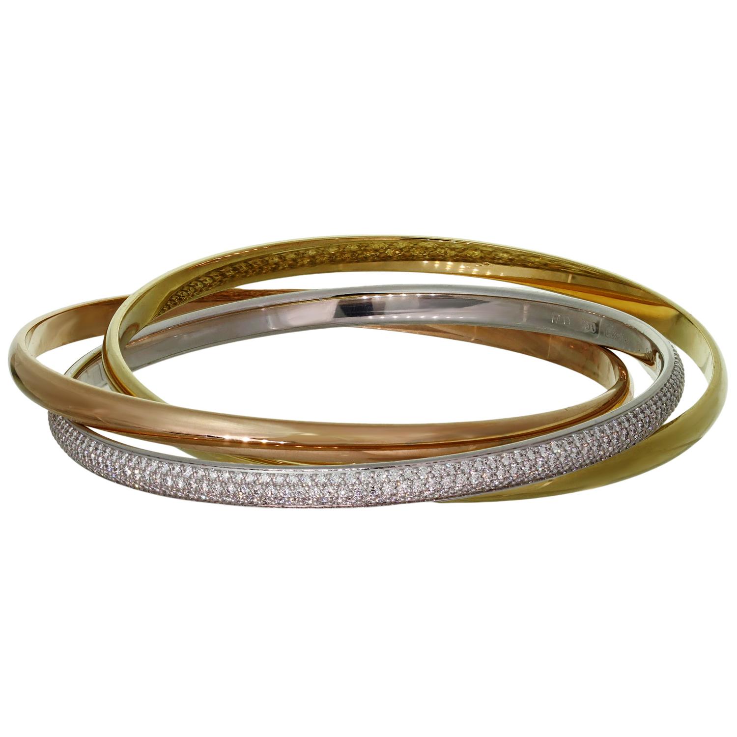 Ce fabuleux bracelet de la collection Trinity de Cartier se compose de 3 bracelets en or jaune, rose et blanc 18 carats. Le bracelet en or blanc est serti de diamants ronds de taille brillant D-E-F VVS1-VVS2 d'un poids estimé à 4,45 carats. Un