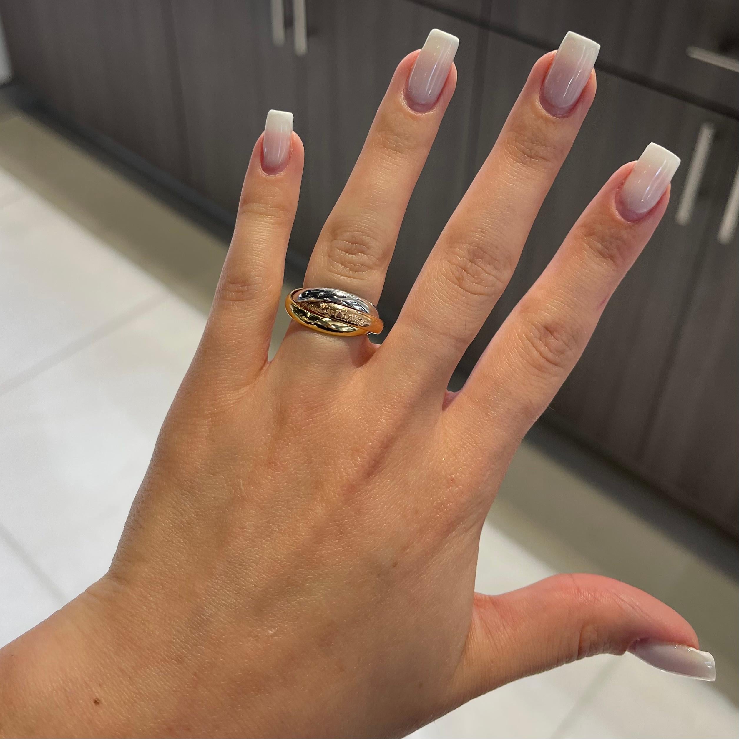 Designer: Cartier

Collezione: Trinity

Stile: Anello

Metallo: Oro bianco, oro rosa e oro giallo 

Purezza del metallo: 18k 

Misura dell'anello: 6 US - 52 EU 

Punzoni: Cartier; Au750

Include:  24 mesi di garanzia Brilliance Jewels

             