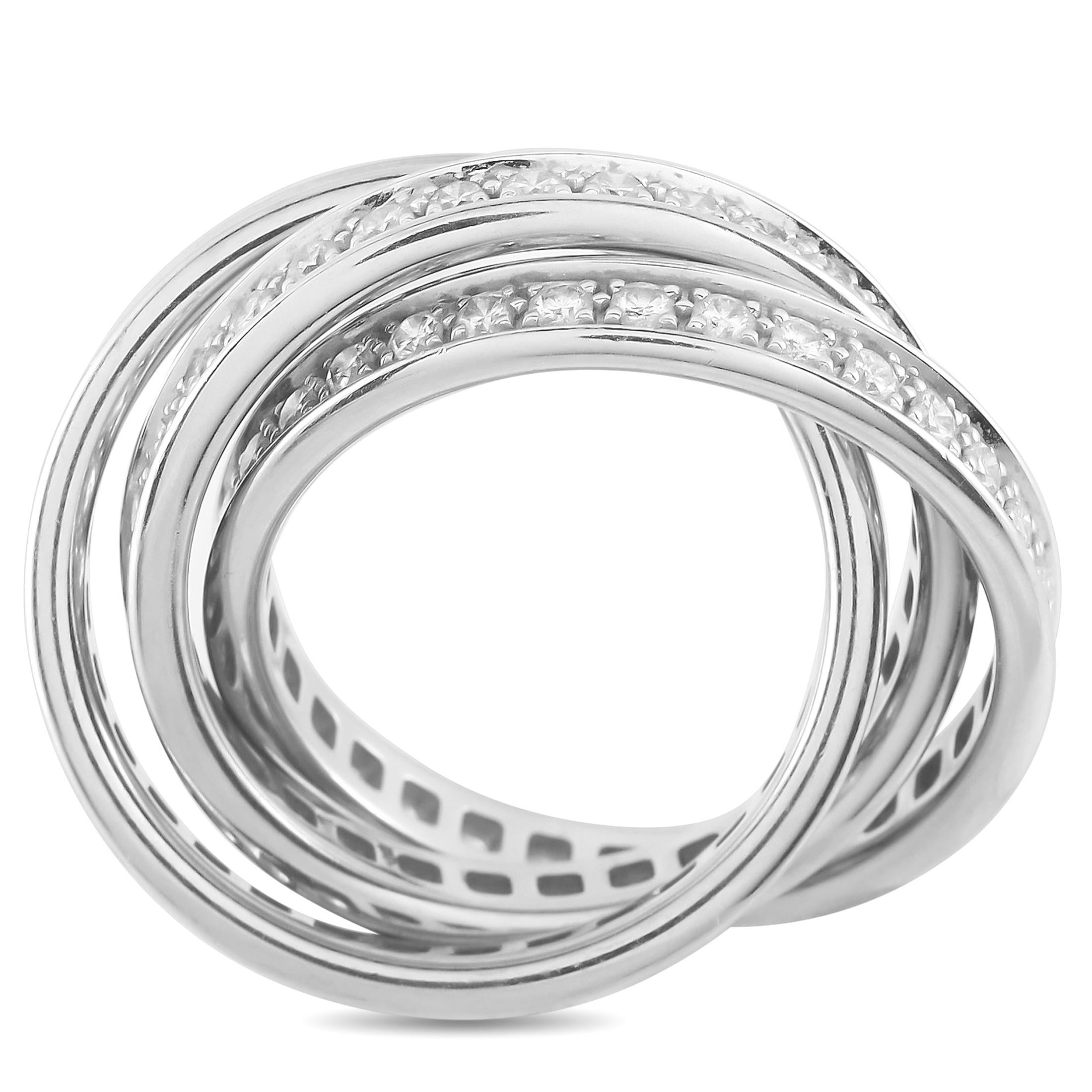 Ein Trio ineinander greifender Bänder aus 18-karätigem Weißgold verleiht diesem Cartier Trinity-Ring Textur, Dimension und Bewegung. Jedes Band ist außerdem mit einer Reihe von funkelnden Diamanten besetzt, die es zu einem luxuriösen Schmuckstück