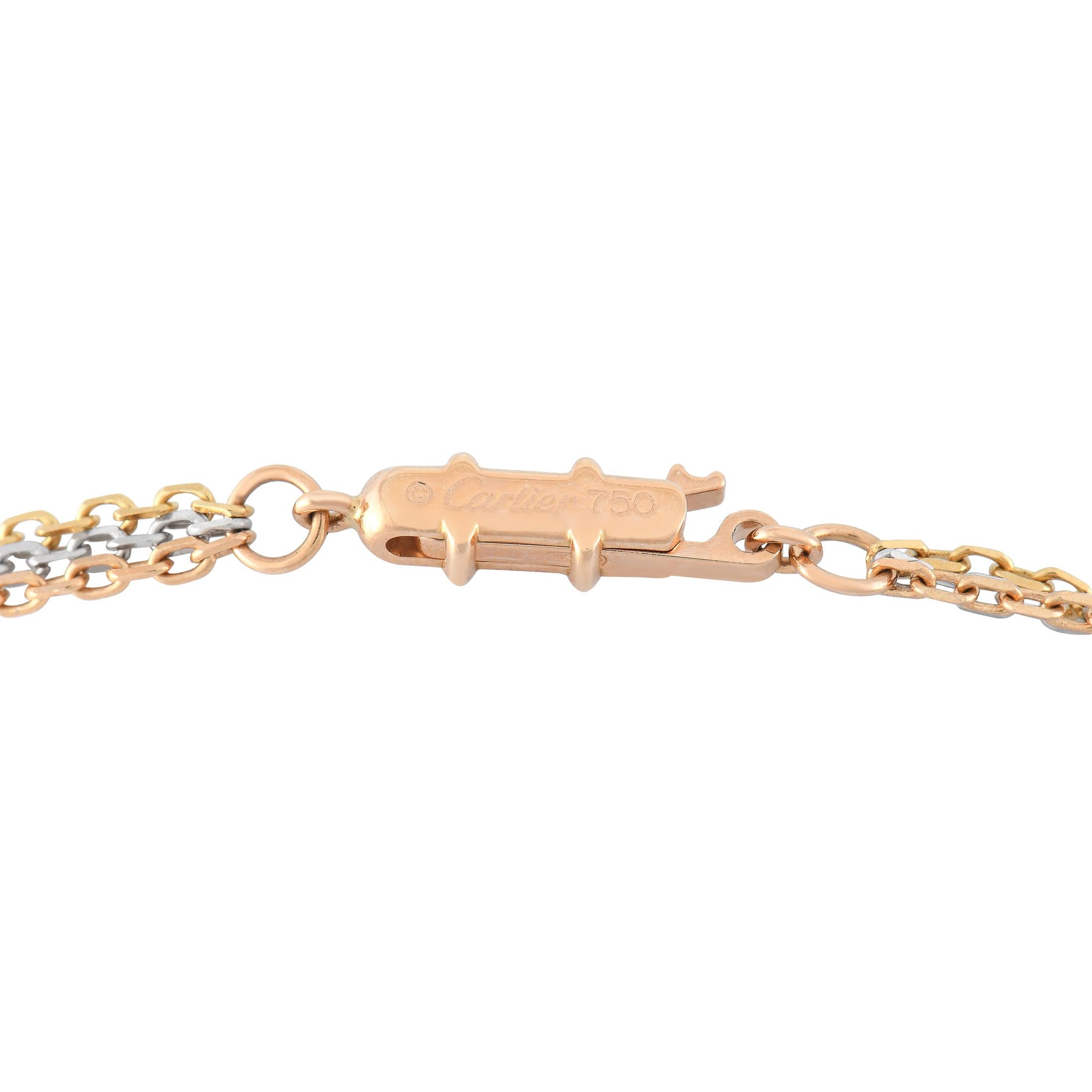 Diese Cartier Trinity Halskette ist einfach umwerfend. An einer 22 cm langen Kette hängt ein 1,75 cm großer, runder Anhänger. Er ist aus einer Kombination von 18 Karat Weißgold, 18 Karat Roségold und 18 Karat Gelbgold gefertigt. Auf dem Weißgoldreif
