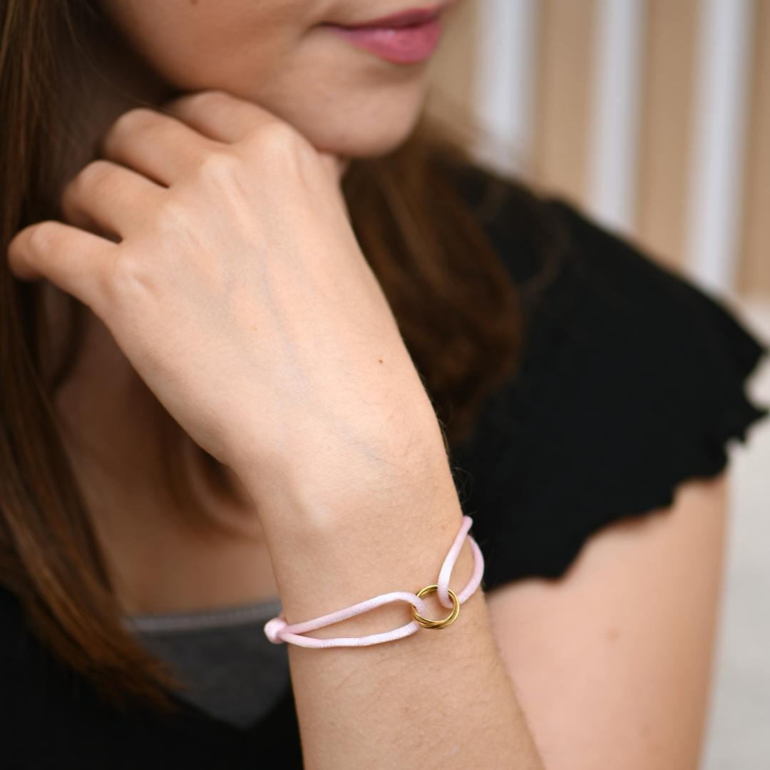 Cartier Trinity Pulsera de cordón de seda rosa de oro amarillo de 18 quilates en Excelente estado para la venta en Banbury, GB