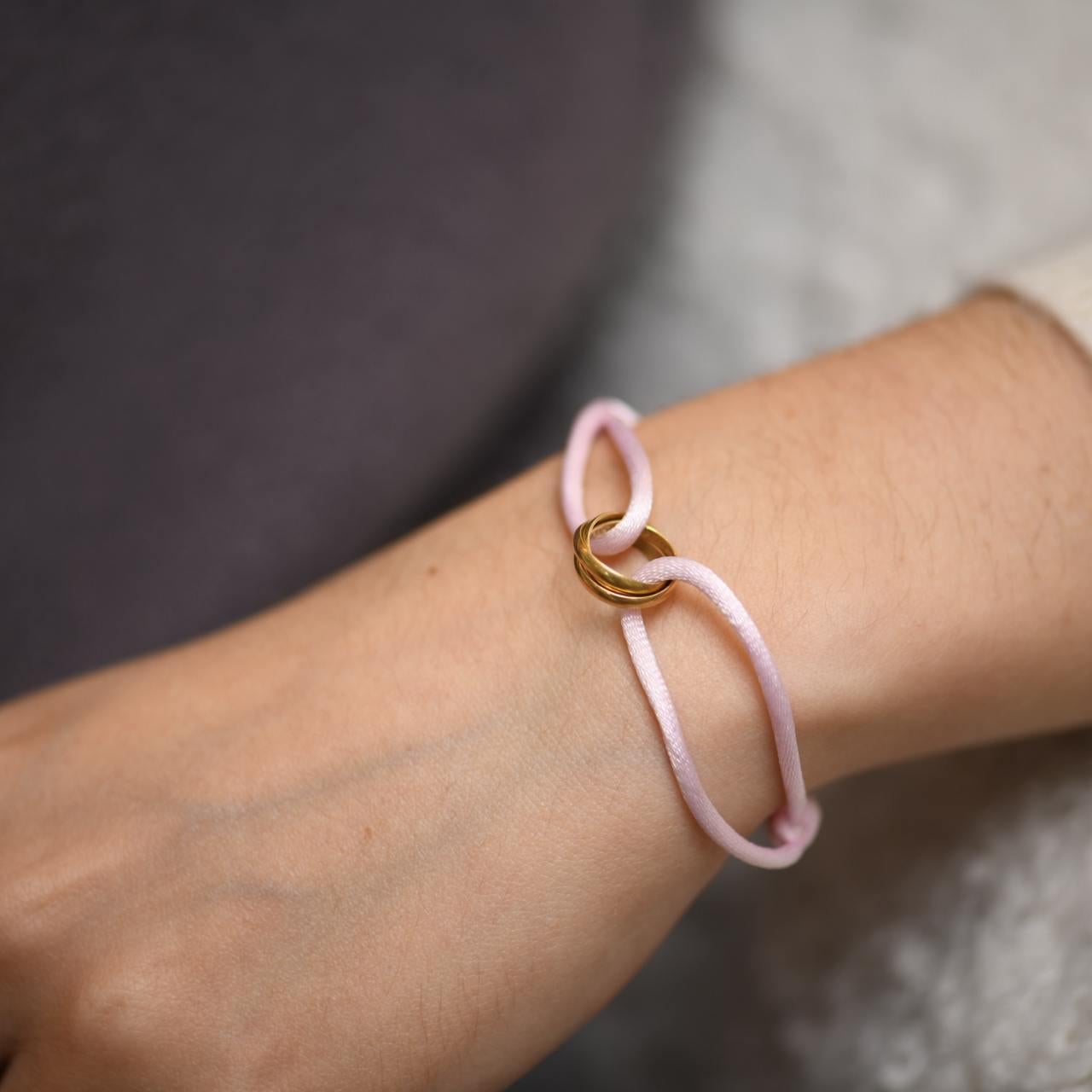 Femenino o masculino Cartier Trinity Pulsera de cordón de seda rosa de oro amarillo de 18 quilates en venta