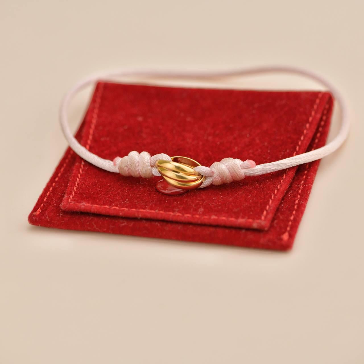 Cartier Trinity Pulsera de cordón de seda rosa de oro amarillo de 18 quilates en venta 2
