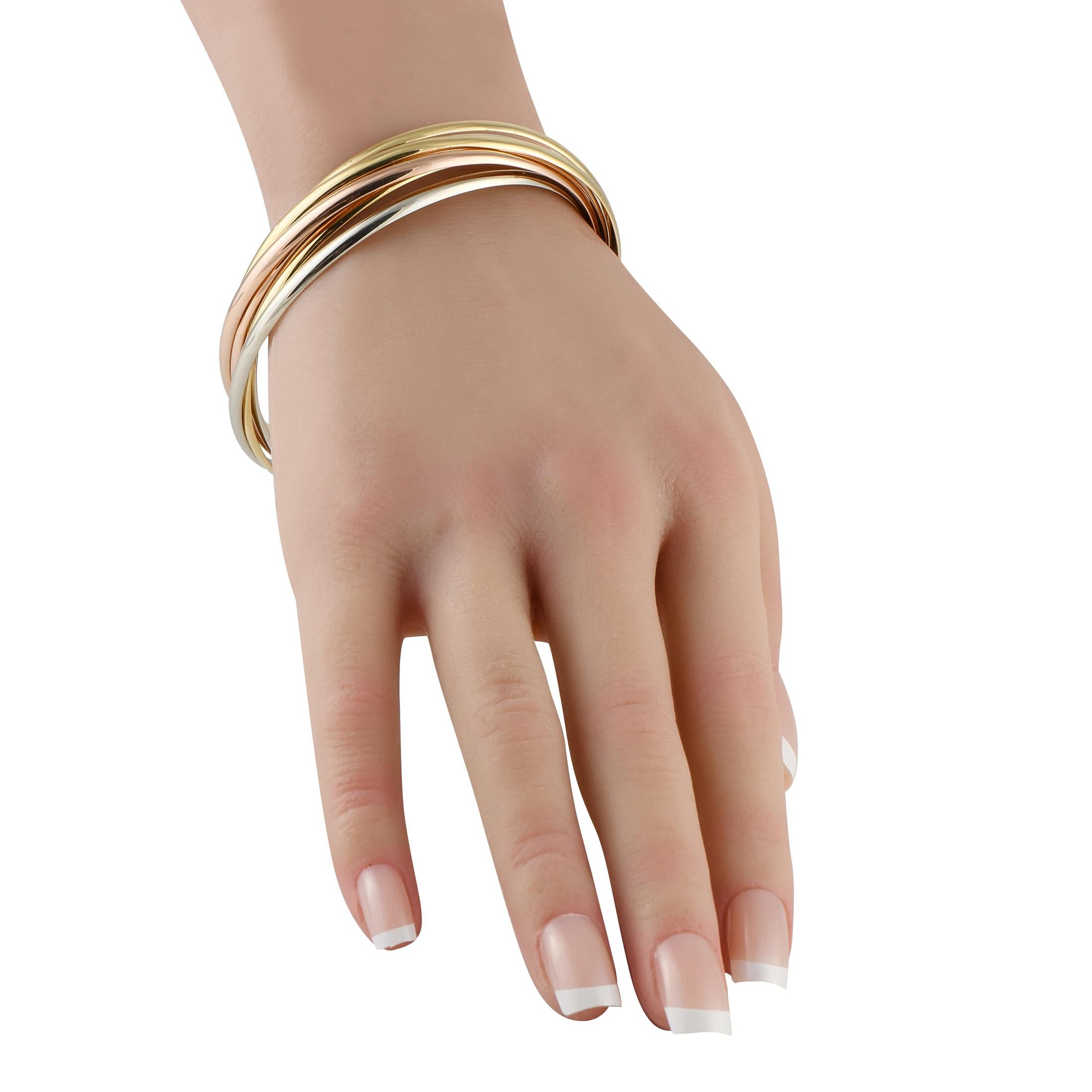 Ce bracelet en or triple de Cartier est une pièce incontournable. Conçu pour un look éternellement chic, il comprend plusieurs bracelets fins en or blanc, en or rose et en or jaune, tous polis pour une brillance éclatante. Les bracelets imbriqués
