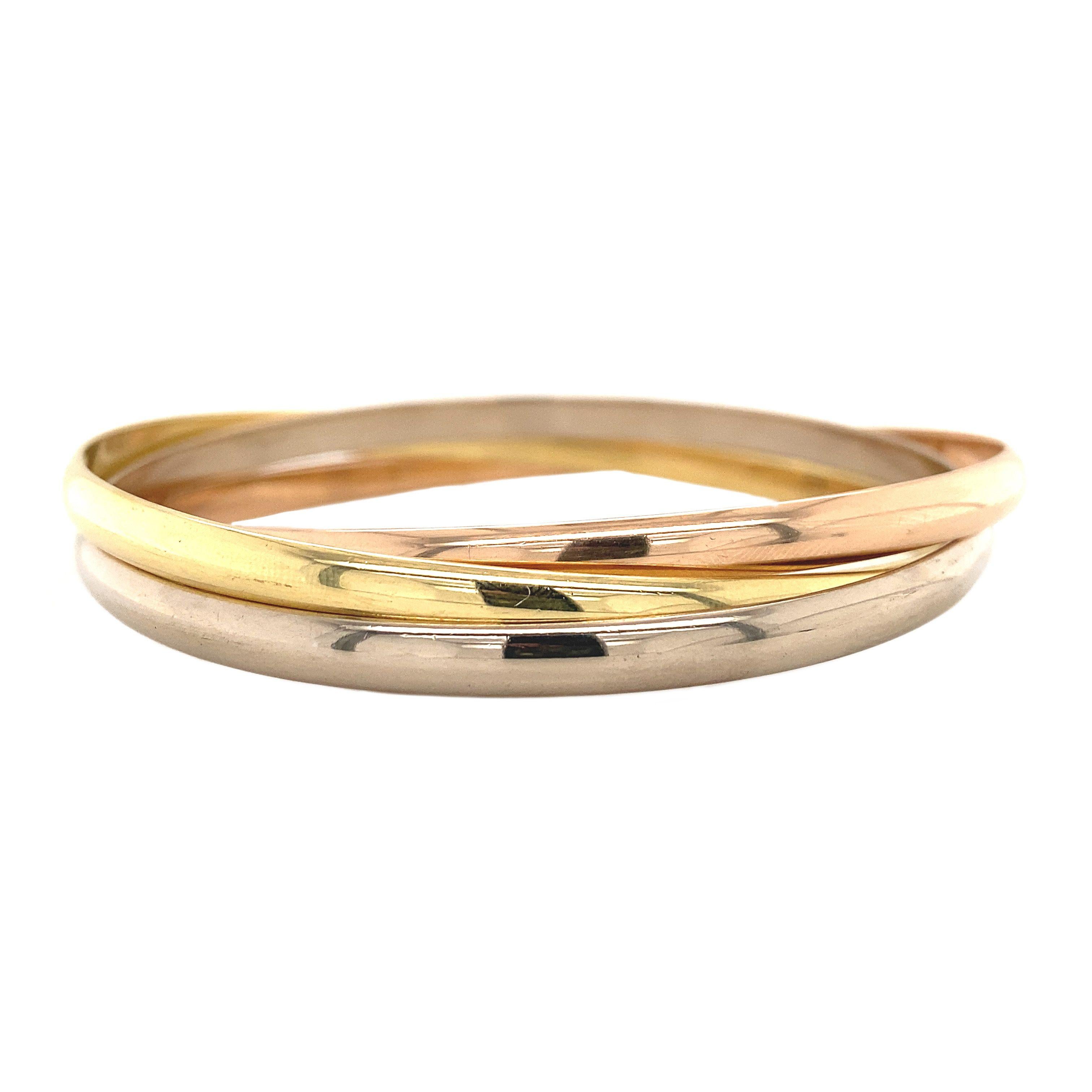 Ce bracelet trinitaire en or tricolore est de la marque Cartier de l'année 1997. Le bracelet se compose d'une bande en or blanc, en or jaune et en or rose 18 carats. Le bracelet est livré avec sa boîte d'origine. 

Marque : Cartier
MATERIAL : Or