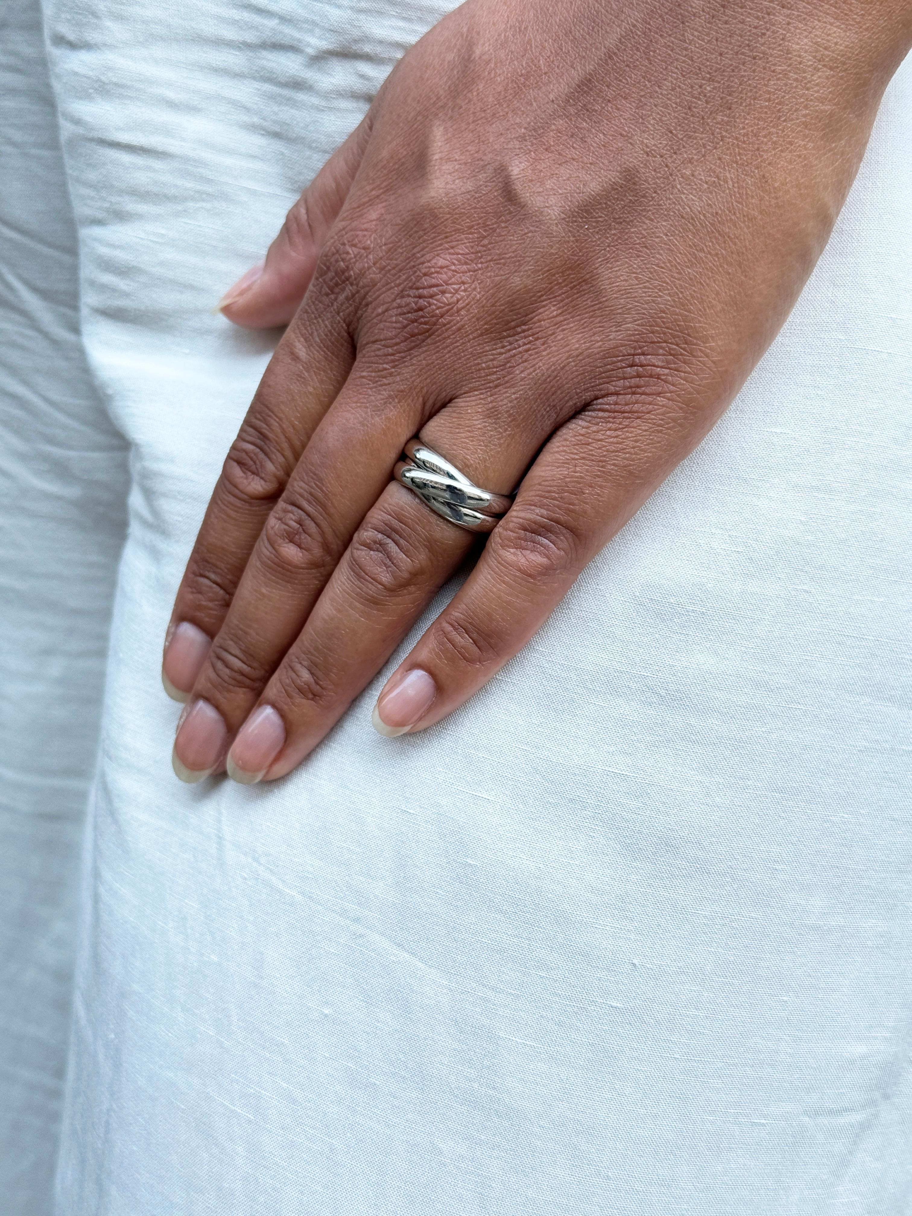 Cartier Trinity 3 Band Rolling Platinum Wedding Band Ring In Good Condition For Sale In London, GB