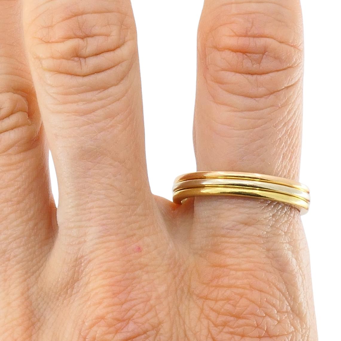 Der Cartier Trinity Ring ist eines der bekanntesten Designs der Marke, bekannt für seine Schlichtheit und Bedeutung. Dieser Ehering von Cartier besteht aus drei ineinandergreifenden Ringen aus 18 Karat Gelb-, Weiß- und Roségold. Jedes Band steht für