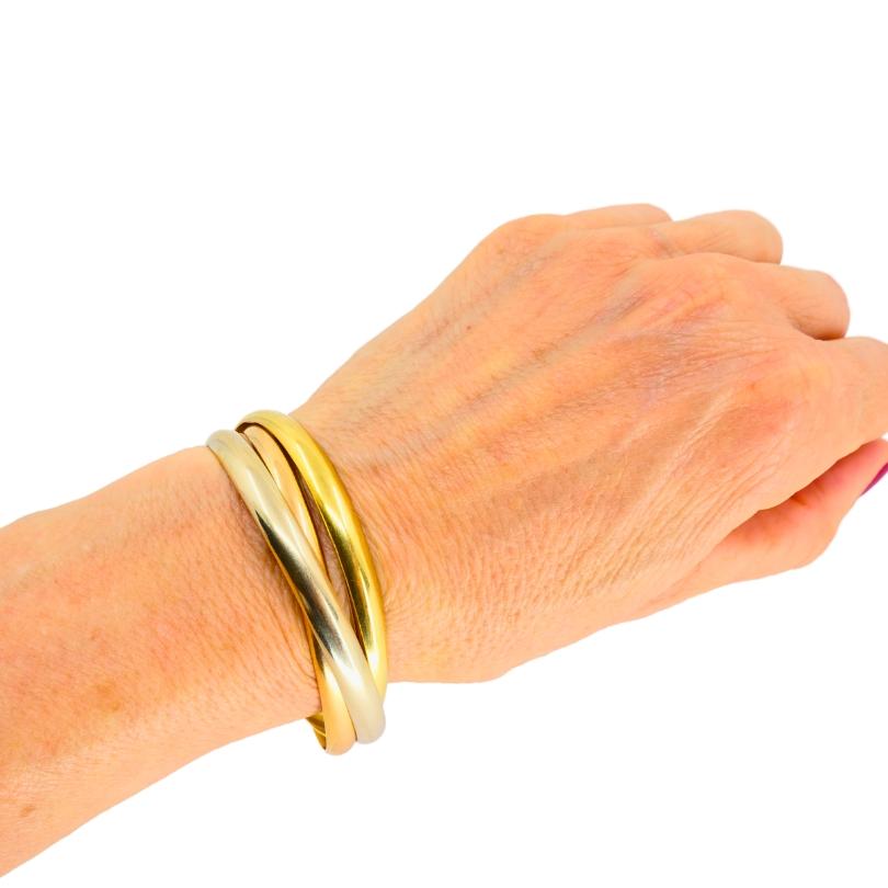 Un bracelet Trinity iconique de Cartier en or jaune, blanc et rose 18 carats.
Le bracelet Trinity de Cartier est synonyme de simplicité, de mouvement et de sens. Composé de trois bracelets imbriqués les uns dans les autres, chacun dans une nuance