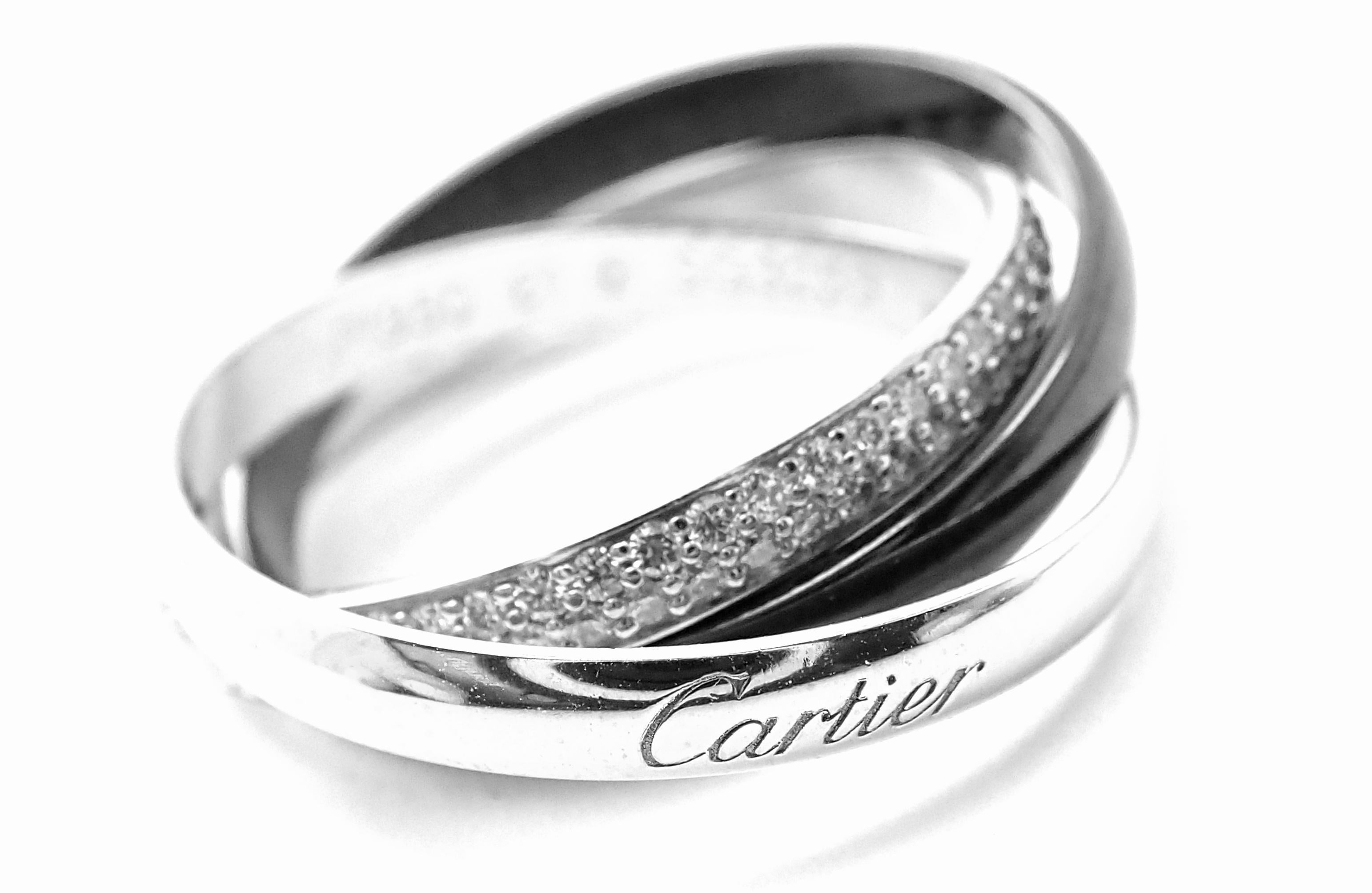 Wunderschöner Cartier Diamant Dreiband Trinity Ring aus Platin, Keramik und 18k Weißgold. 
Mit 100 runden Diamanten im Brillantschliff VVS1 Reinheit, F-H Farbe Gesamtgewicht ca. .45ct
Dieser schöne Ring wird mit einer originalen Cartier-Box und