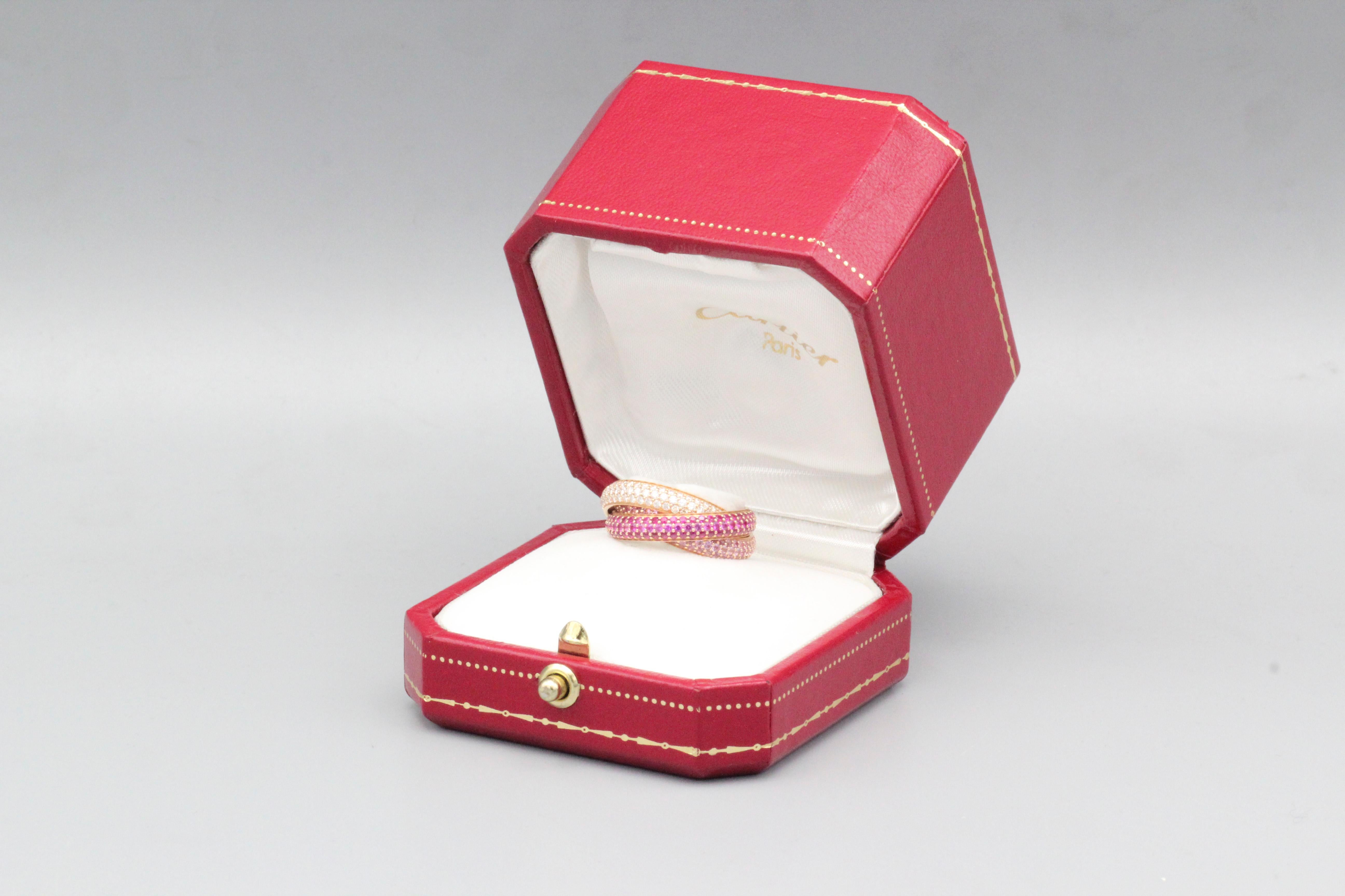Plongez dans le monde du luxe avec le bracelet Cartier Trinity Ruby Pink Sapphire Diamond 18k Rose Gold - un témoignage de la collection emblématique Trinity de Cartier, qui associe pierres précieuses et savoir-faire artisanal exquis. Cette bague du