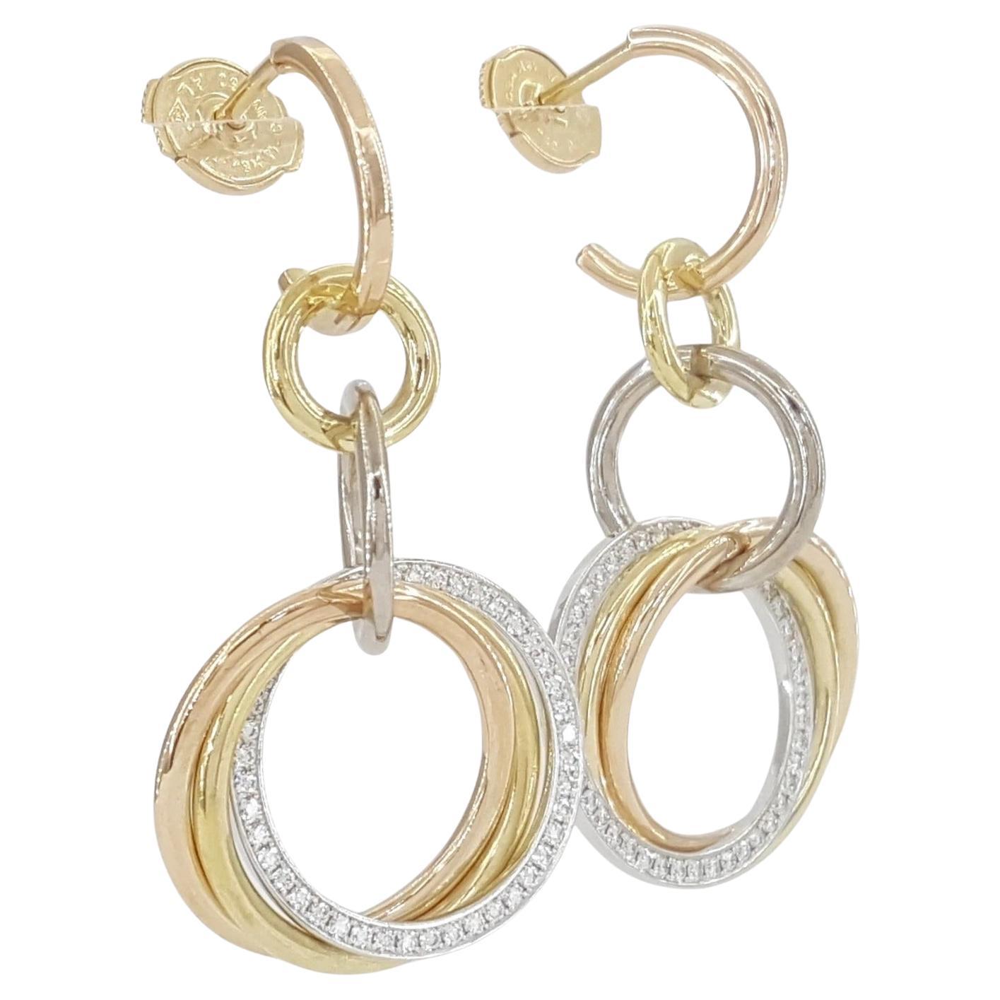 squisita e rara coppia di orecchini a goccia con diamanti Pavé Trinity Crash di Cartier, una splendida vetrina di artigianato di lusso e design iconico di Cartier.

Questi eccezionali orecchini sono realizzati in oro giallo, bianco e rosa 18 carati