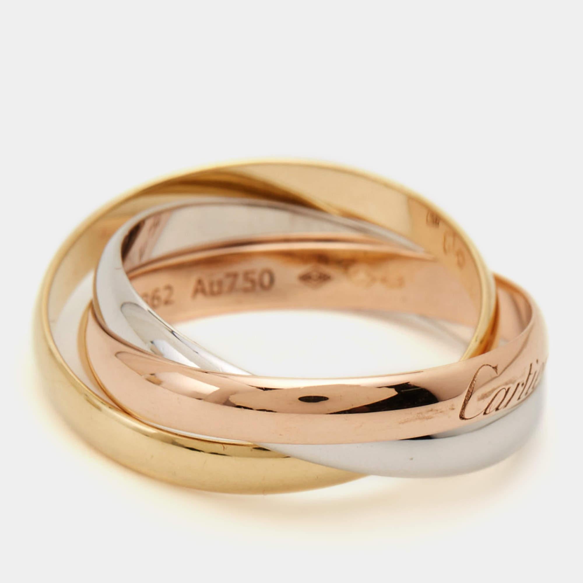 Der Trinity-Ring wurde 1924 von Louis Cartier entworfen und ist bis heute ein berühmtes Design von Cartier. Das zentrale Motiv der Trinity Collection ist der Ring, der als Dreier-Set in Rosé-, Gelb- und Weißgold erhältlich ist und Liebe, Treue und