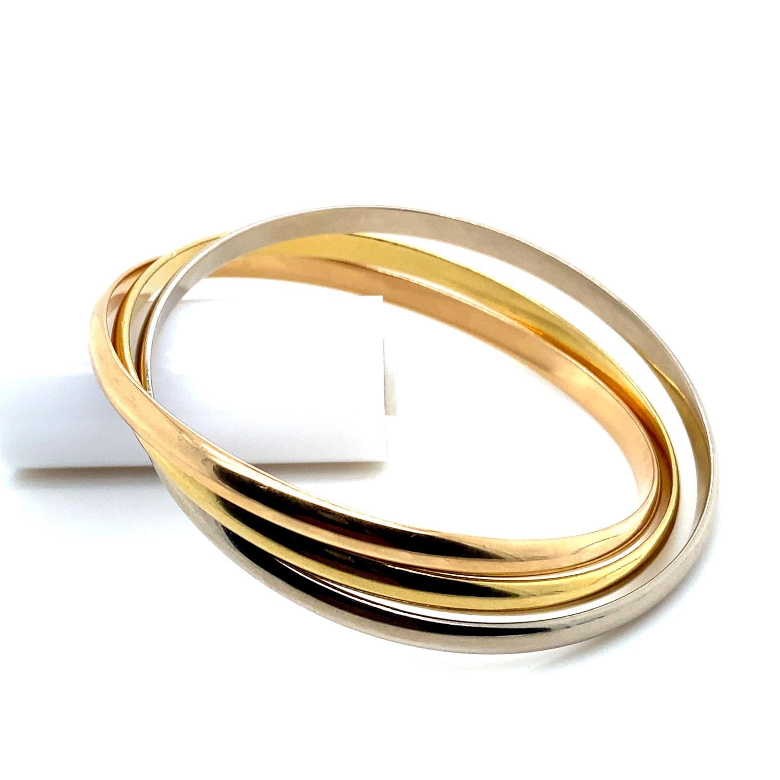 Bracelet à trois bracelets 'Trinity de Cartier' de Cartier

Cette pièce classique et vintage se compose de trois bracelets imbriqués, un en or jaune et deux paires en or blanc et en or rose. 
Louis Cartier a créé la bague trinitaire en 1924 et