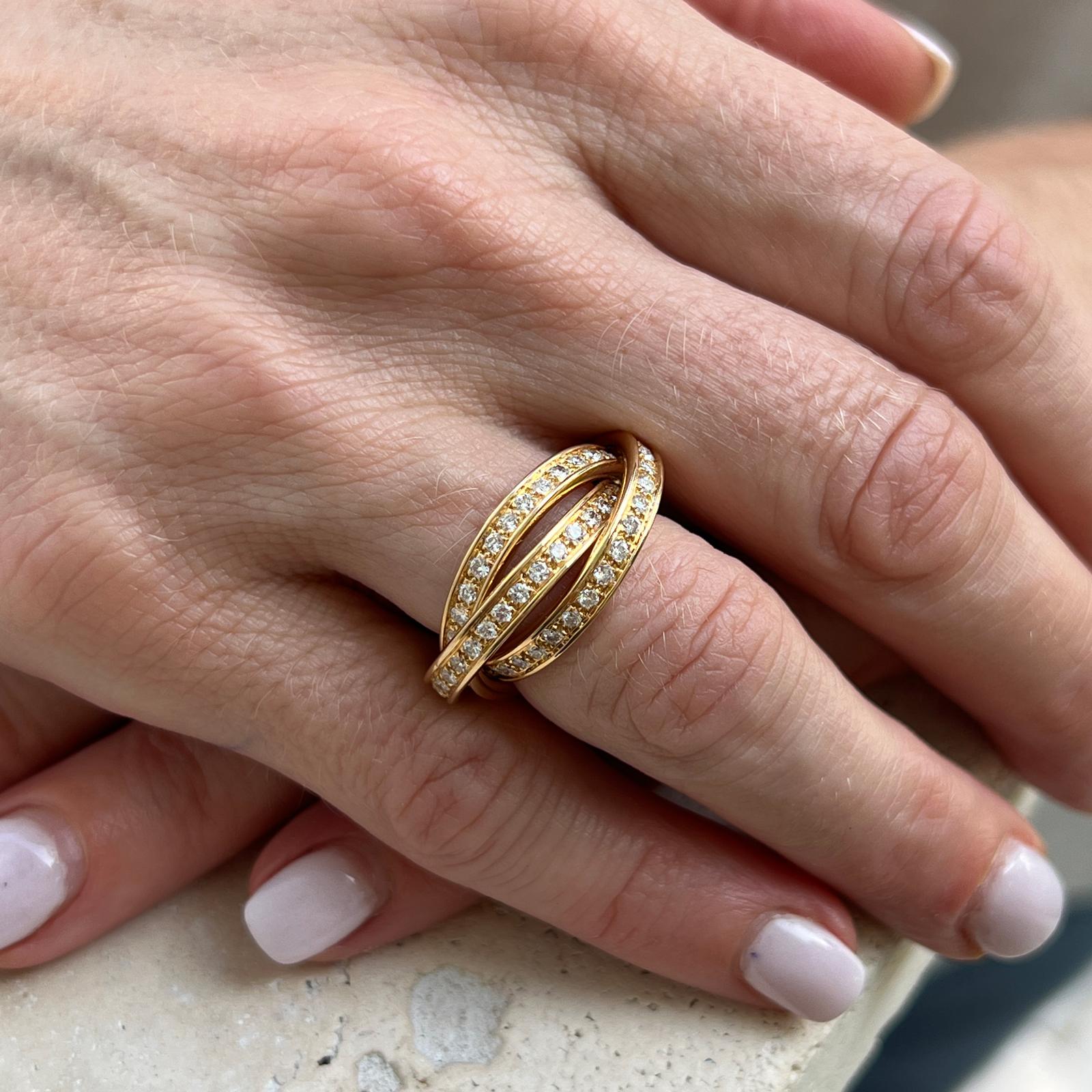 Authentischer Cartier Trinity Diamond Ring aus 18 Karat Gelbgold. Die drei Ringe sind mit runden Diamanten im Brillantschliff mit einem Gewicht von ca. 1,55 CTW besetzt. Die Bänder haben die Größe 52 (US-Größe 6). Signiert Cartier  750  52,