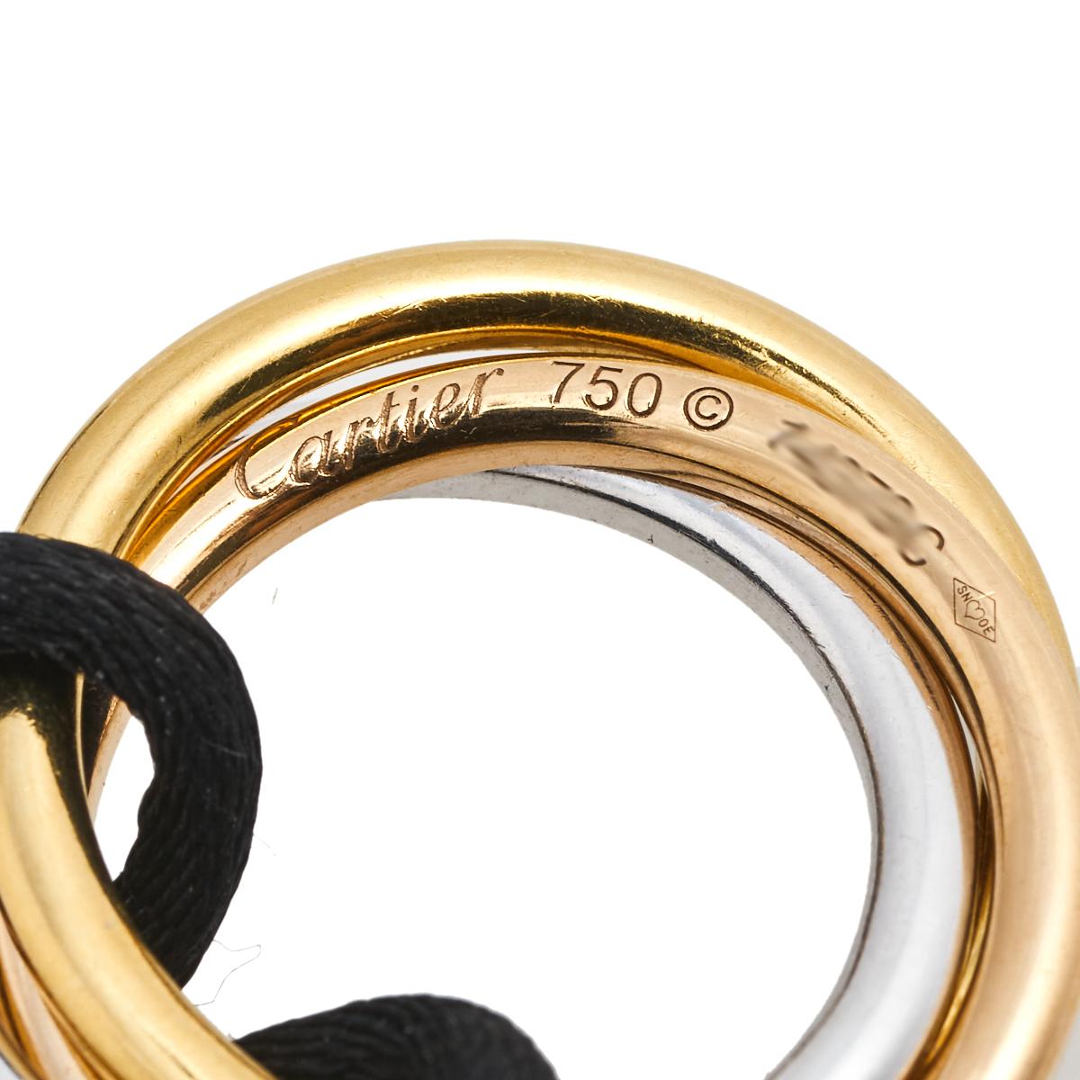 Cartier Trinity Diamant-Halskette mit schwarzem Kordelanhänger, 18 Karat dreifarbiges Gold im Zustand „Relativ gut“ in Dubai, Al Qouz 2