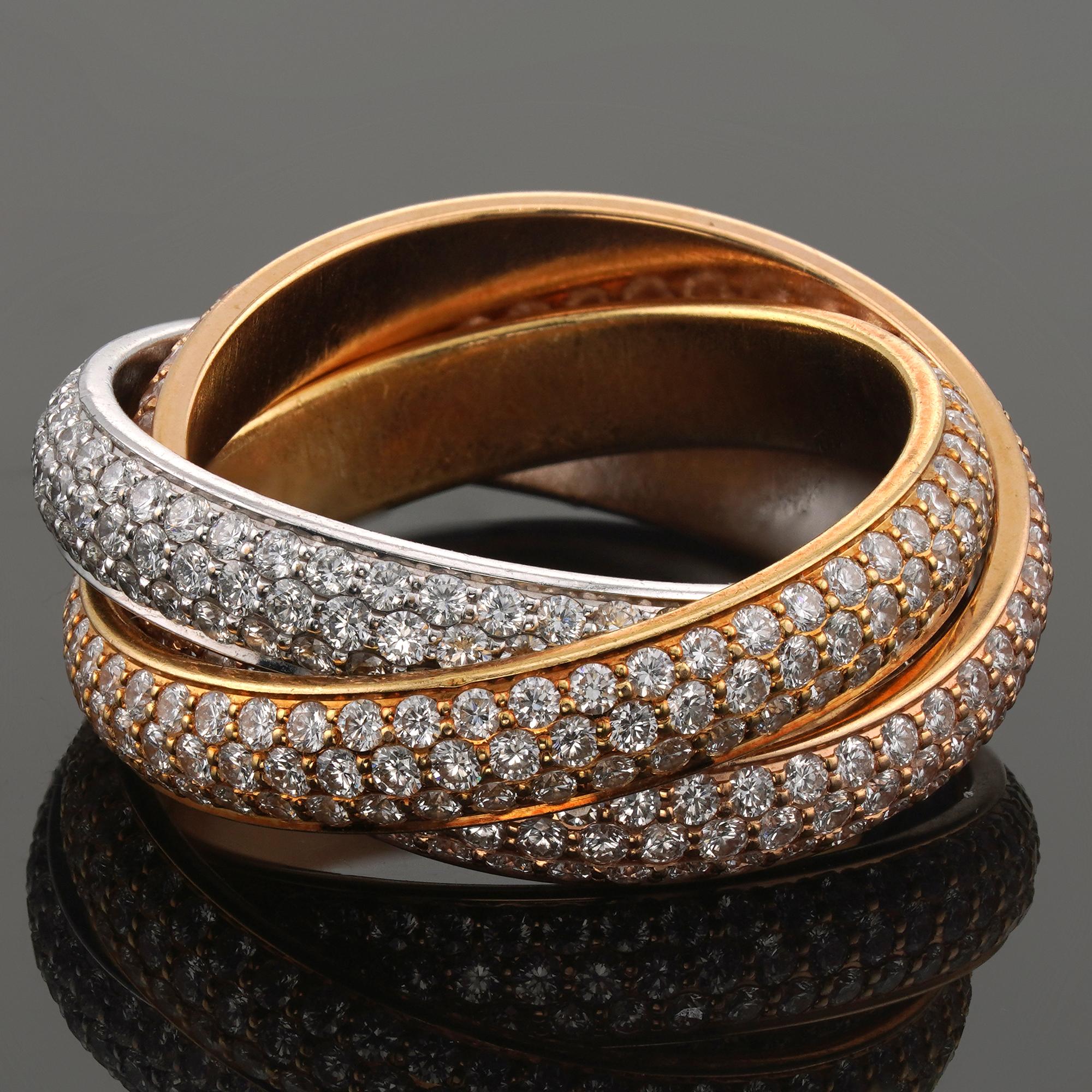 Questo iconico anello della collezione Trinity di Cartier presenta 3 fasce interconnesse da 4,0 mm realizzate in oro giallo, bianco e rosa 18 carati e incastonate con diamanti rotondi taglio brillante D-E-F VVS1-VVS2 per un peso stimato di 3,0