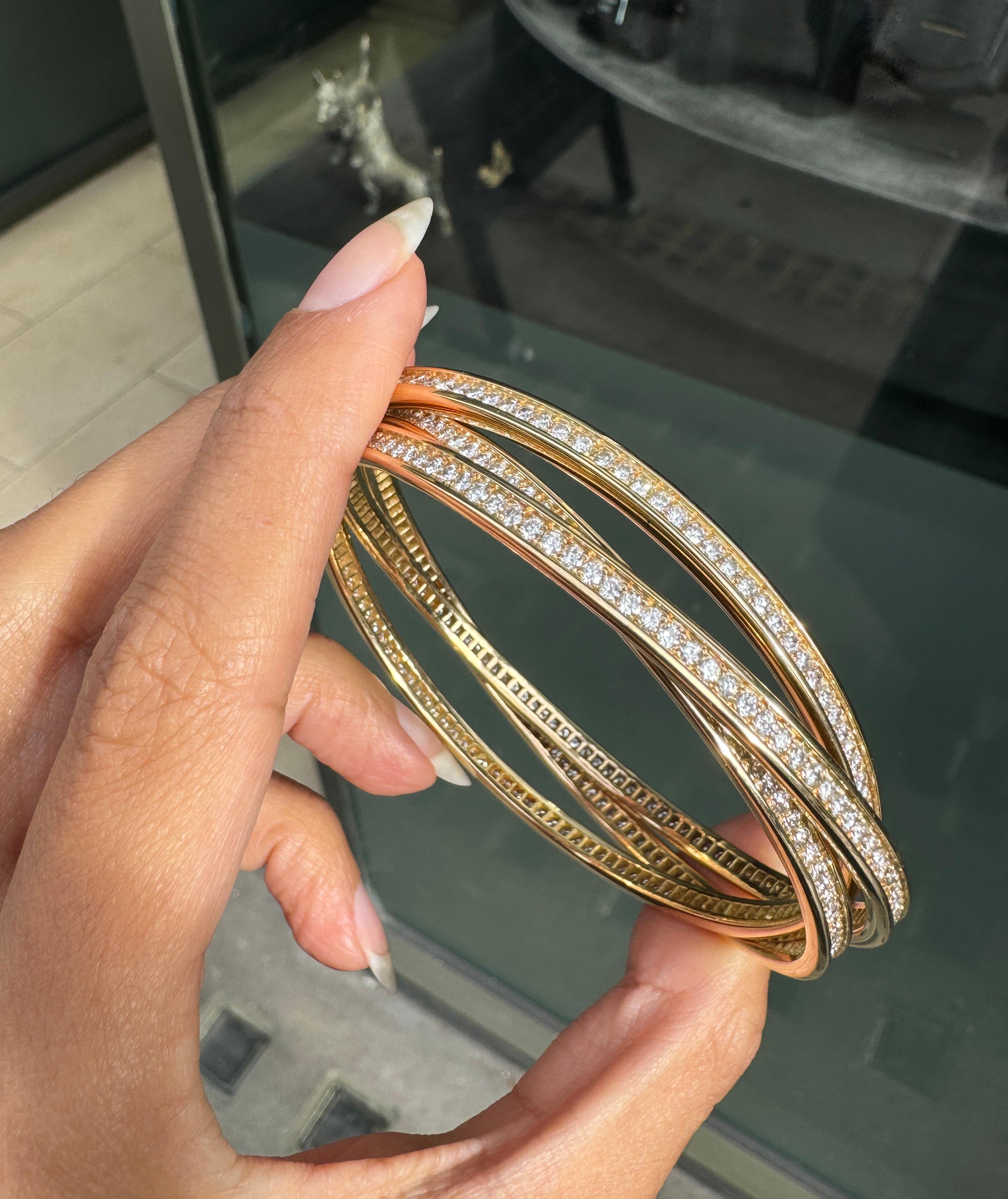 Bracelet trinitaire en or jaune 18 carats et diamants de Cartier en vente 3