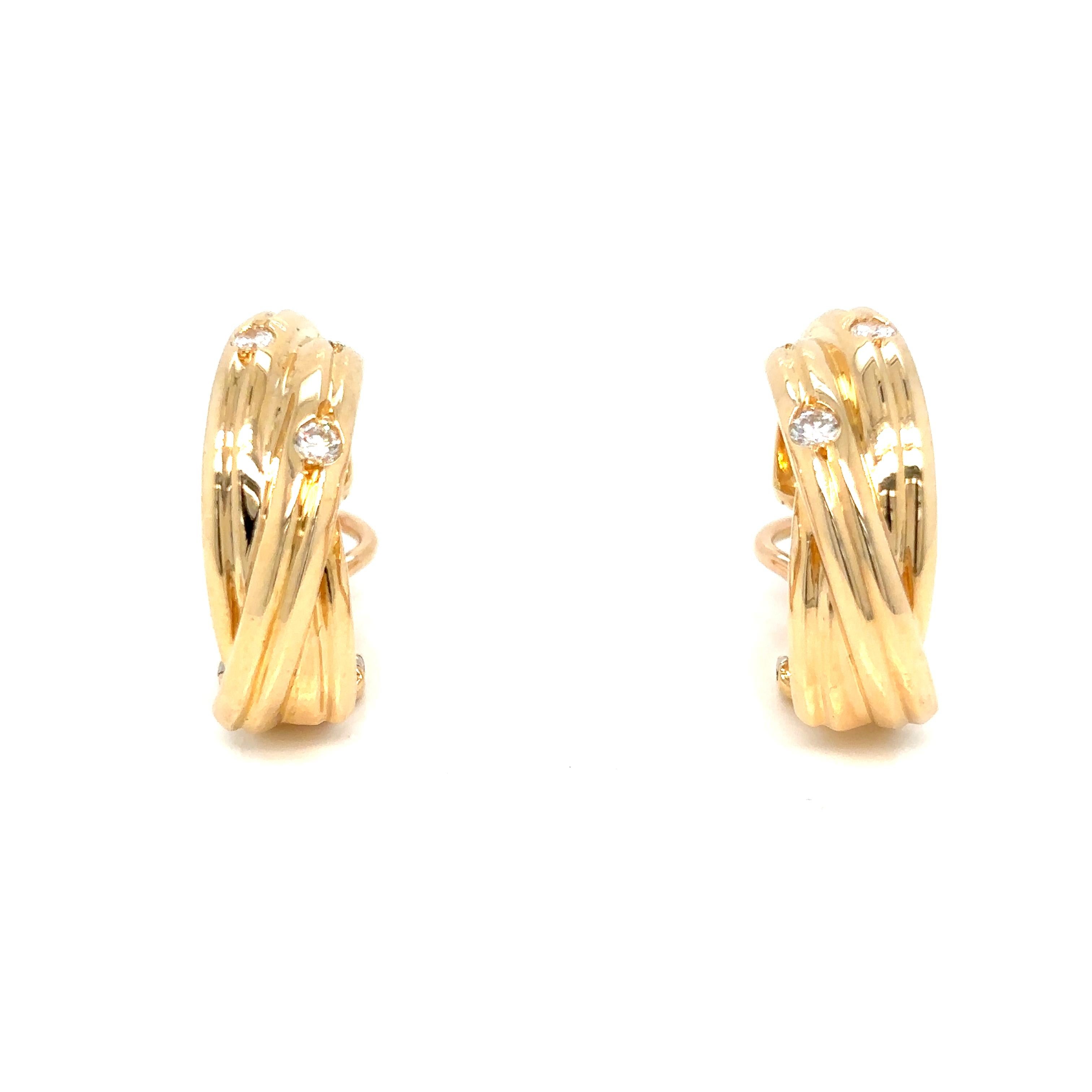 Boucles d'oreilles Trinity Diamond Hoop, chacune composée de trois demi-boucles d'oreilles entrelacées en or jaune 18ct et serties de cinq diamants ronds de taille brillant, montées sur pivot et présentées dans leur écrin d'origine.

Diamètre