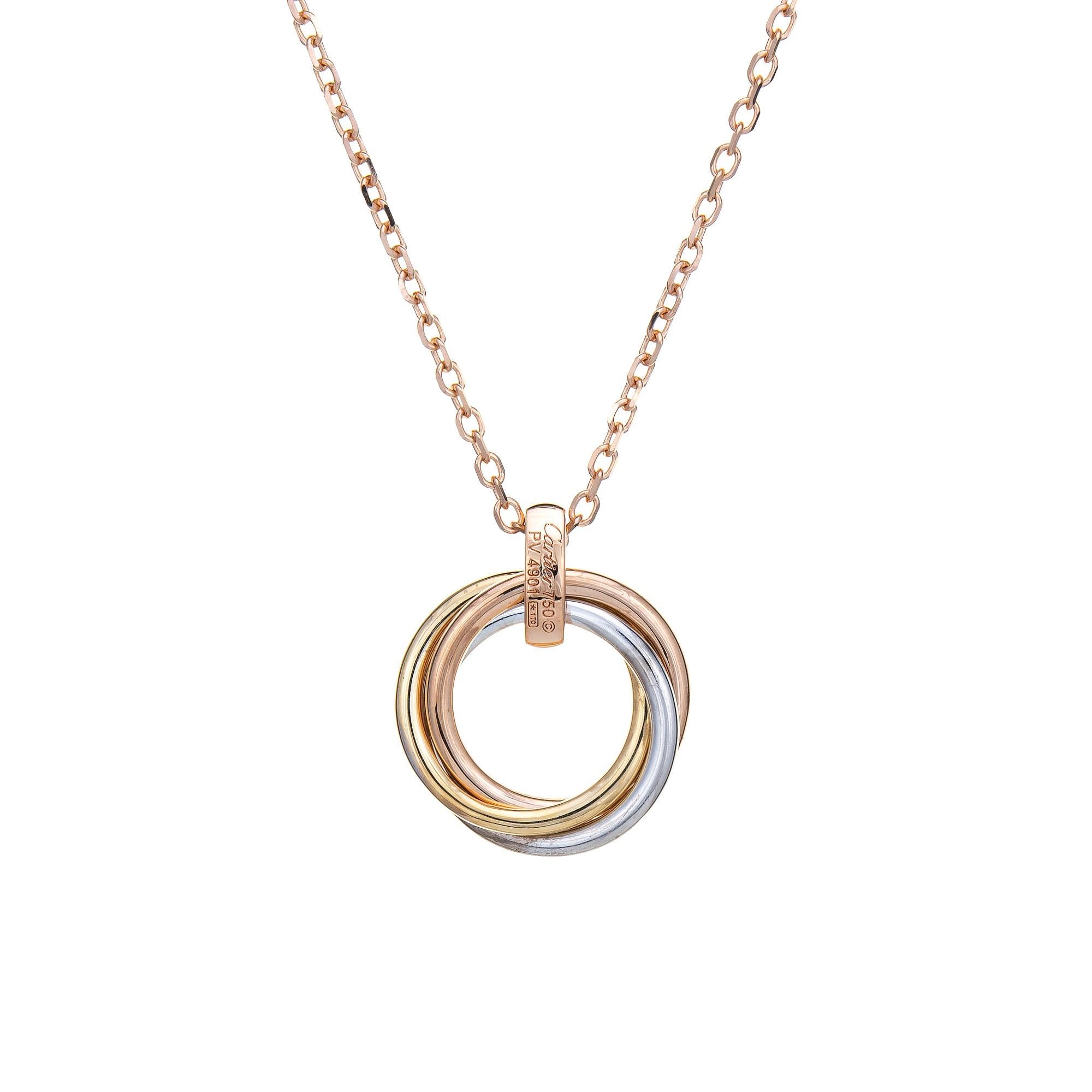 Gebrauchte Cartier Trinity Halskette aus 18k Gelb-, Weiß- und Roségold.  

Die Cartier-Halskette besteht aus Bändern aus 18 Karat Rosé-, Gelb- und Weißgold mit einem diamantbesetzten Ballen. Jedes Band ist 1,8 mm breit. Die Halskette lässt sich