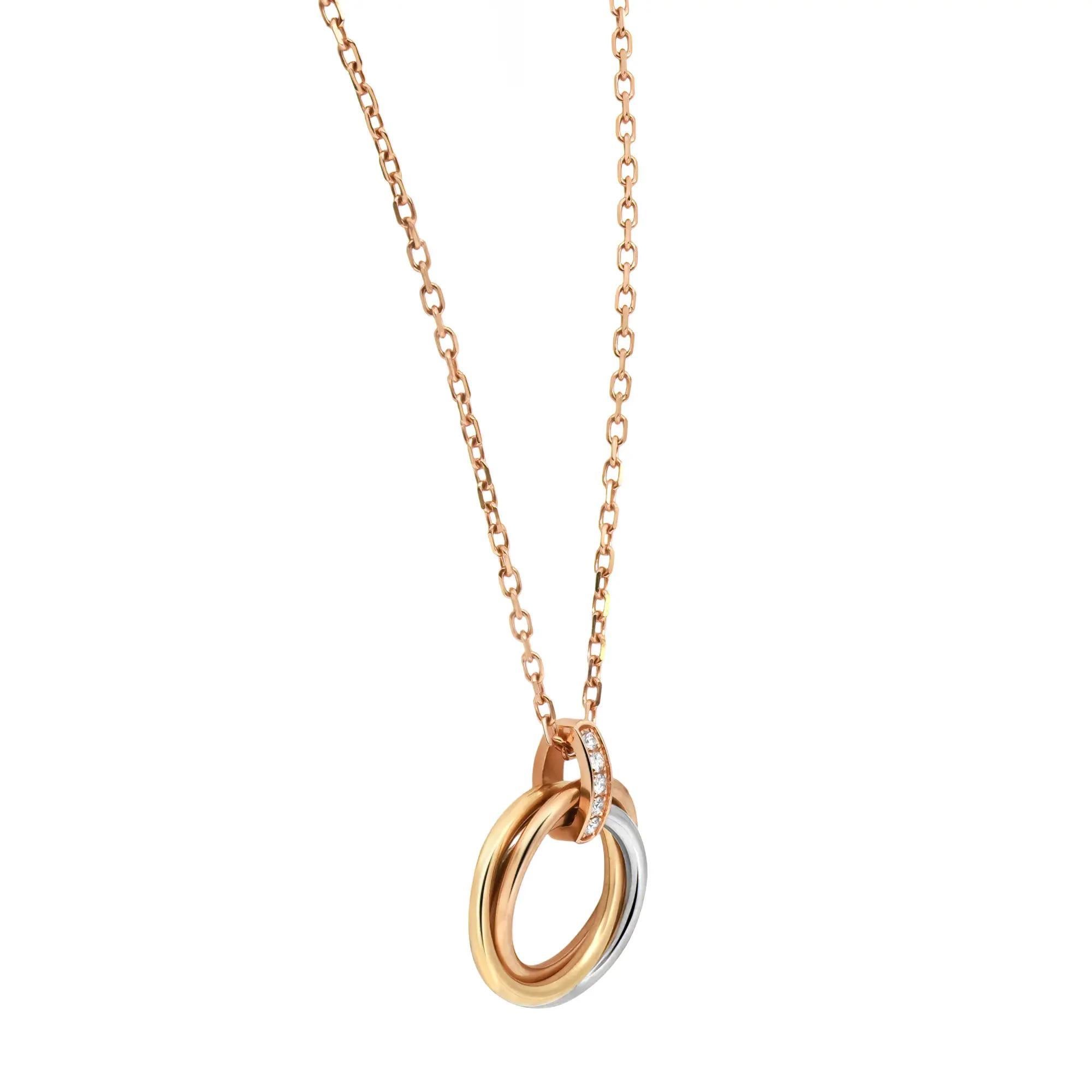 Collana con ciondolo di diamanti Cartier Trinity. Modello medio. Questa collana presenta tre fasce intrecciate in oro bianco, rosa e giallo 18 carati. L'anello è tempestato di 9 diamanti rotondi taglio brillante per un peso di 0,07 carati. Lunghezza