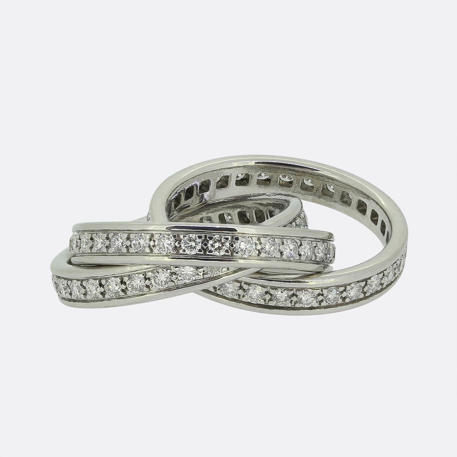 Hier haben wir einen klassisch gestylten Trinity-Diamantring aus dem weltbekannten Luxusschmuckhaus Cartier. Die drei Bänder sind aus 18 Karat Weißgold gefertigt und beherbergen jeweils 31 runde Diamanten im Brillantschliff in einer einzigen Linie,