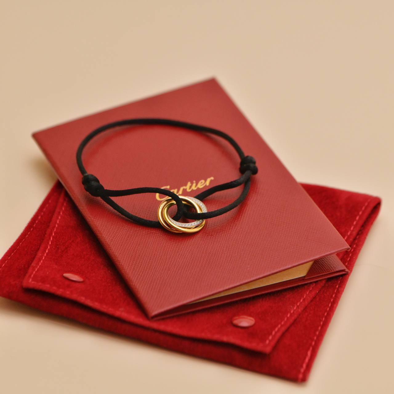 SKU	33301519
Comes With	Full Set (Pouch + Card)
Date	2009
Model	B6033200
Serial Number	PH****
Metal	18k Yellow Gold, 18k White Gold, 18k Rose Gold
Stones	Diamond
Weight	5.21 g
Width	1.7