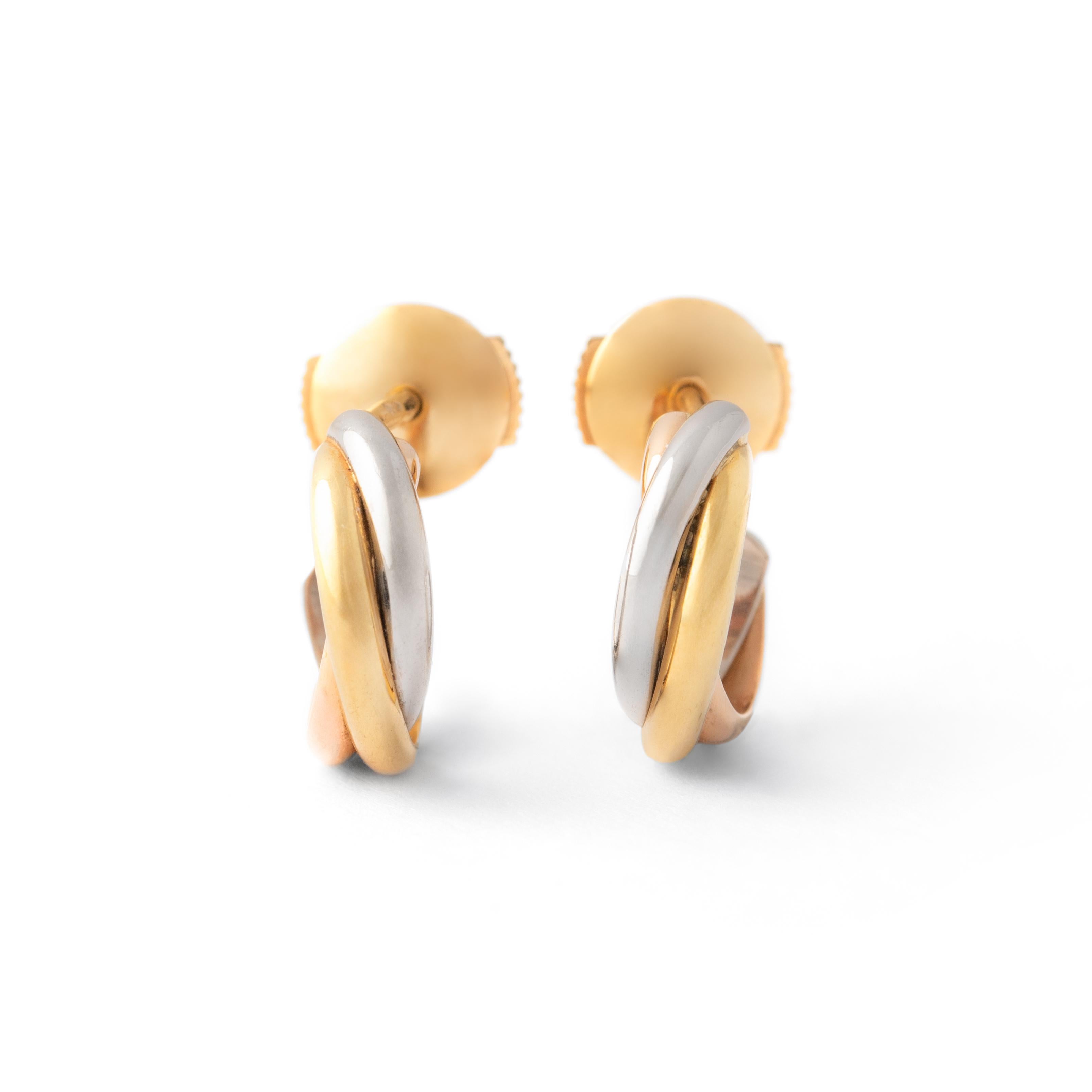 Boucles d'oreilles trinité de Cartier en or tricolore 18K petites Bon état à Geneva, CH