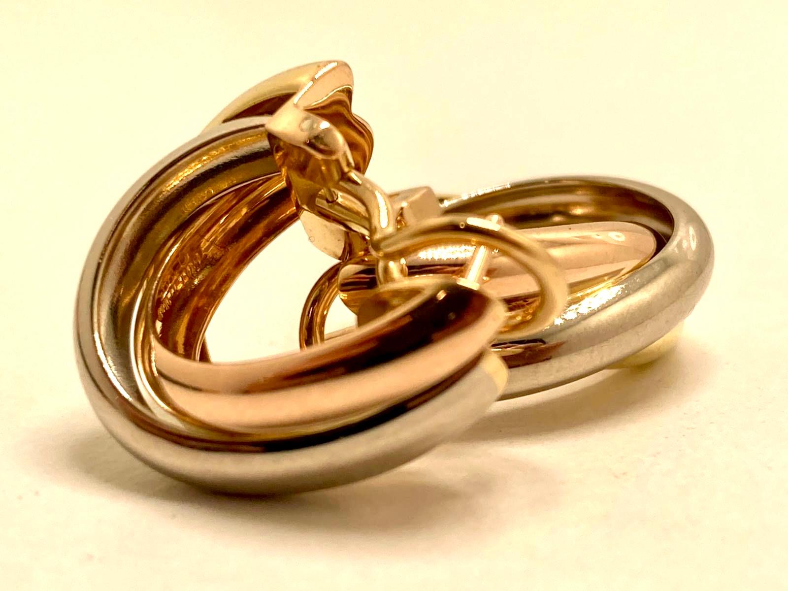 Néoclassique Boucles d'oreilles Trinité de Cartier en or jaune, blanc et rose 18 carats en vente