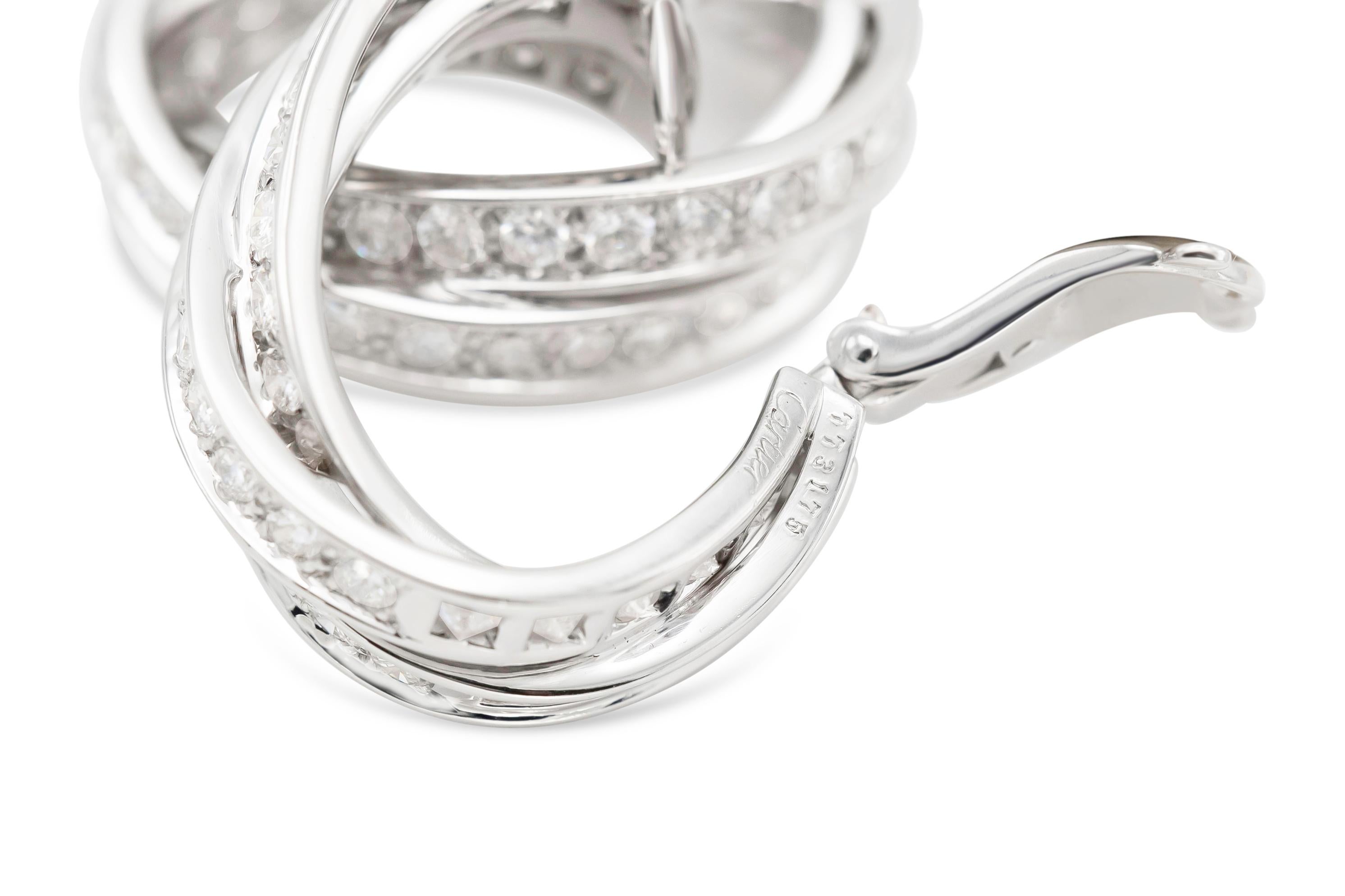 Taille ronde Cartier Boucles d'oreilles Trinity avec diamants en vente