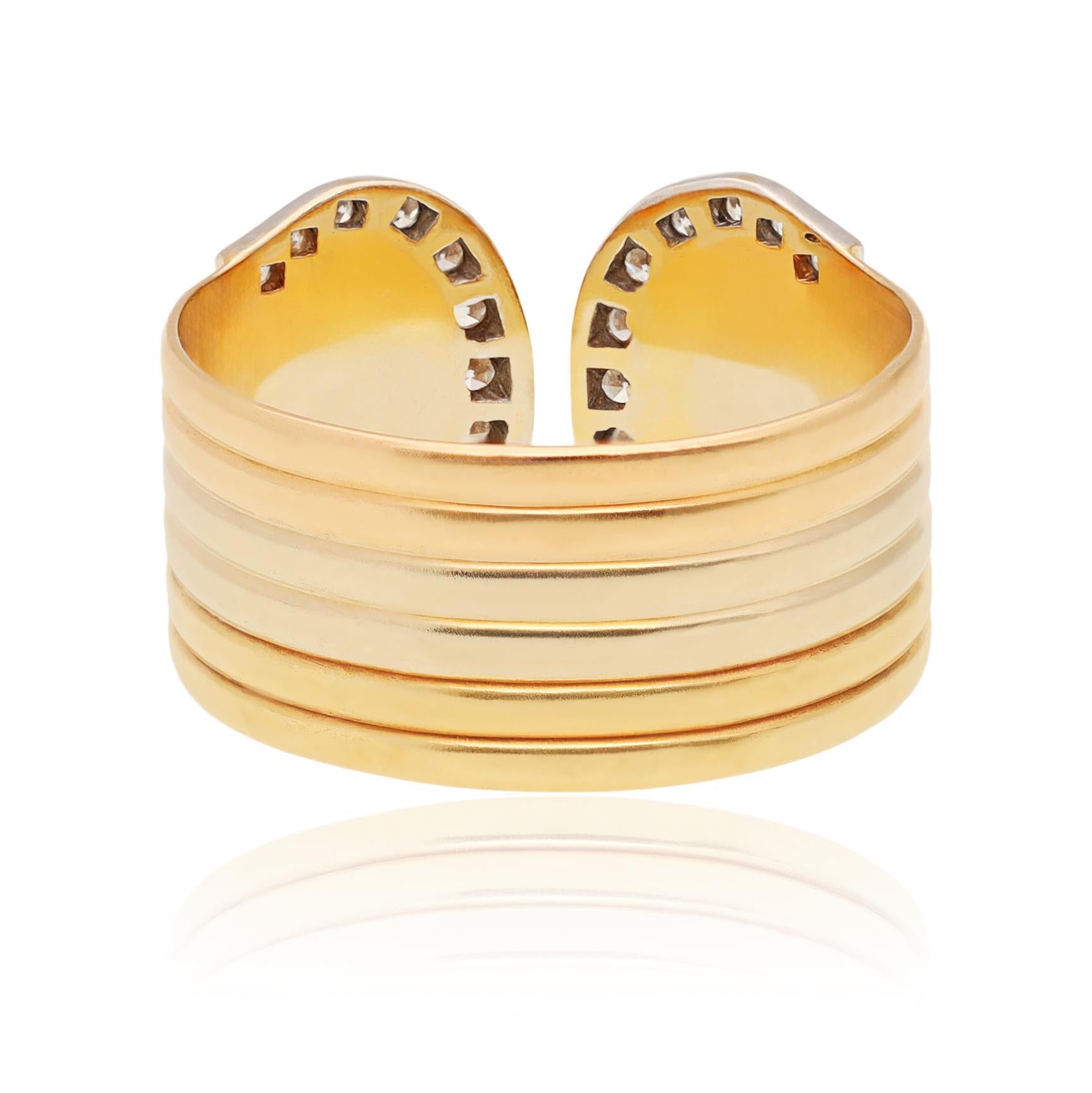 Taglio rotondo Cartier Anello in oro Trinity con doppia C di diamanti in vendita