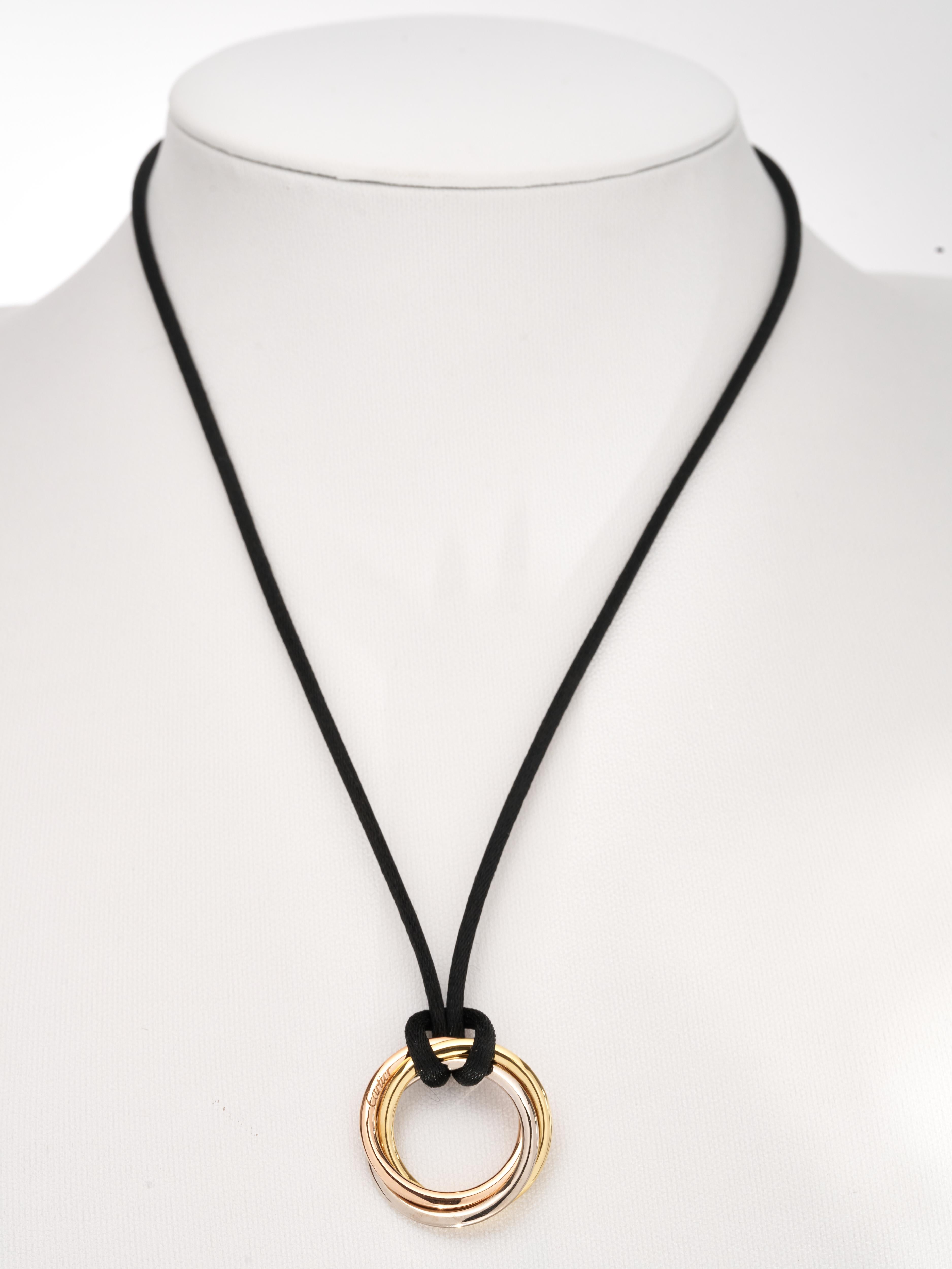 Fork In Time è orgogliosa di offrire sul mercato 1st Dibs:

Cartier 
Ciondolo per collana Trinity Looping su Corde
Dimensione media

Pezzo raro

Il ciondolo è composto da tre anelli collegati tra loro in oro giallo, rosa e bianco 18 carati. 

Peso