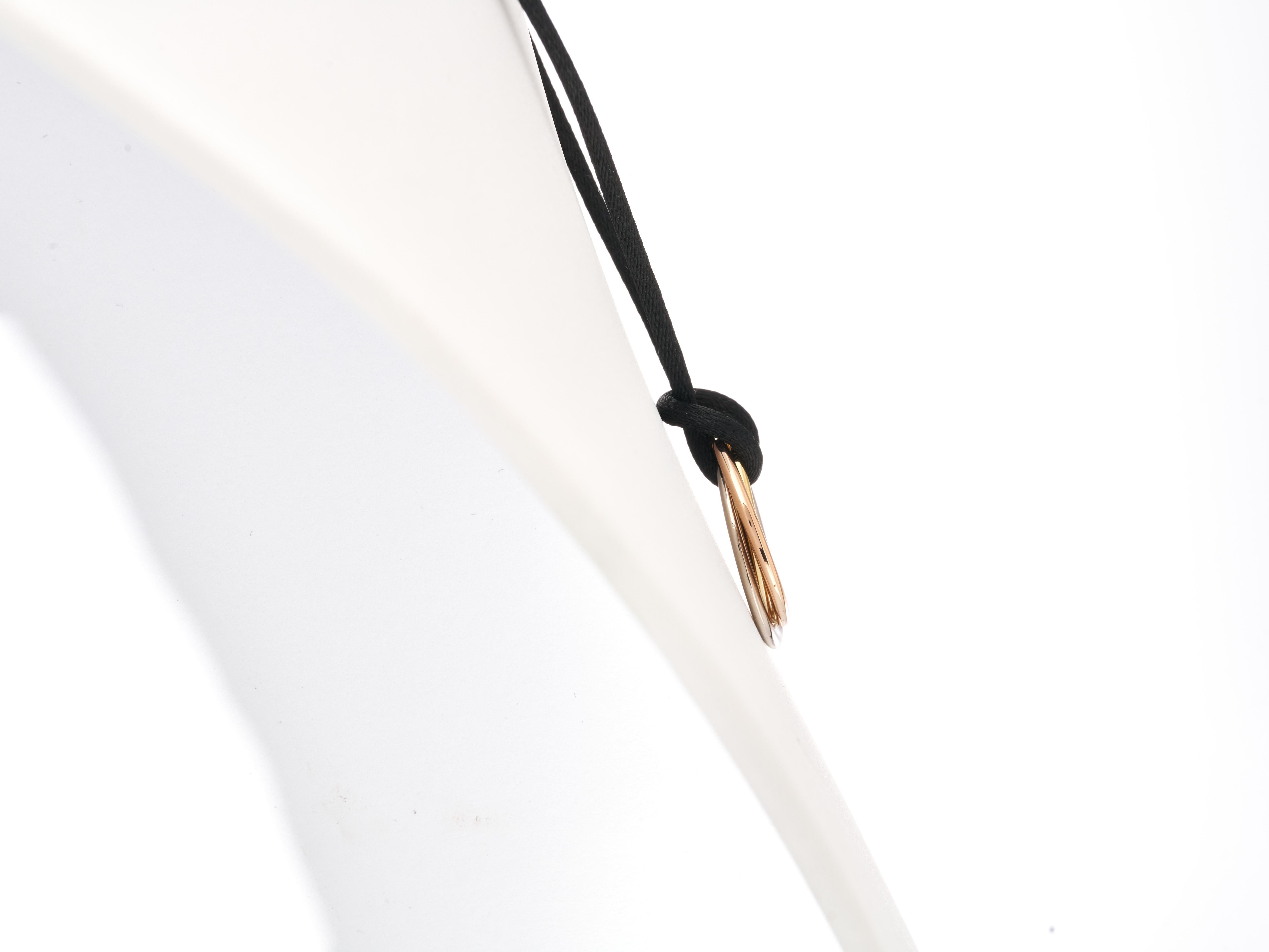 Cartier Trinity Collana d'oro di medie dimensioni su corda con scatola Immacolata in vendita 4