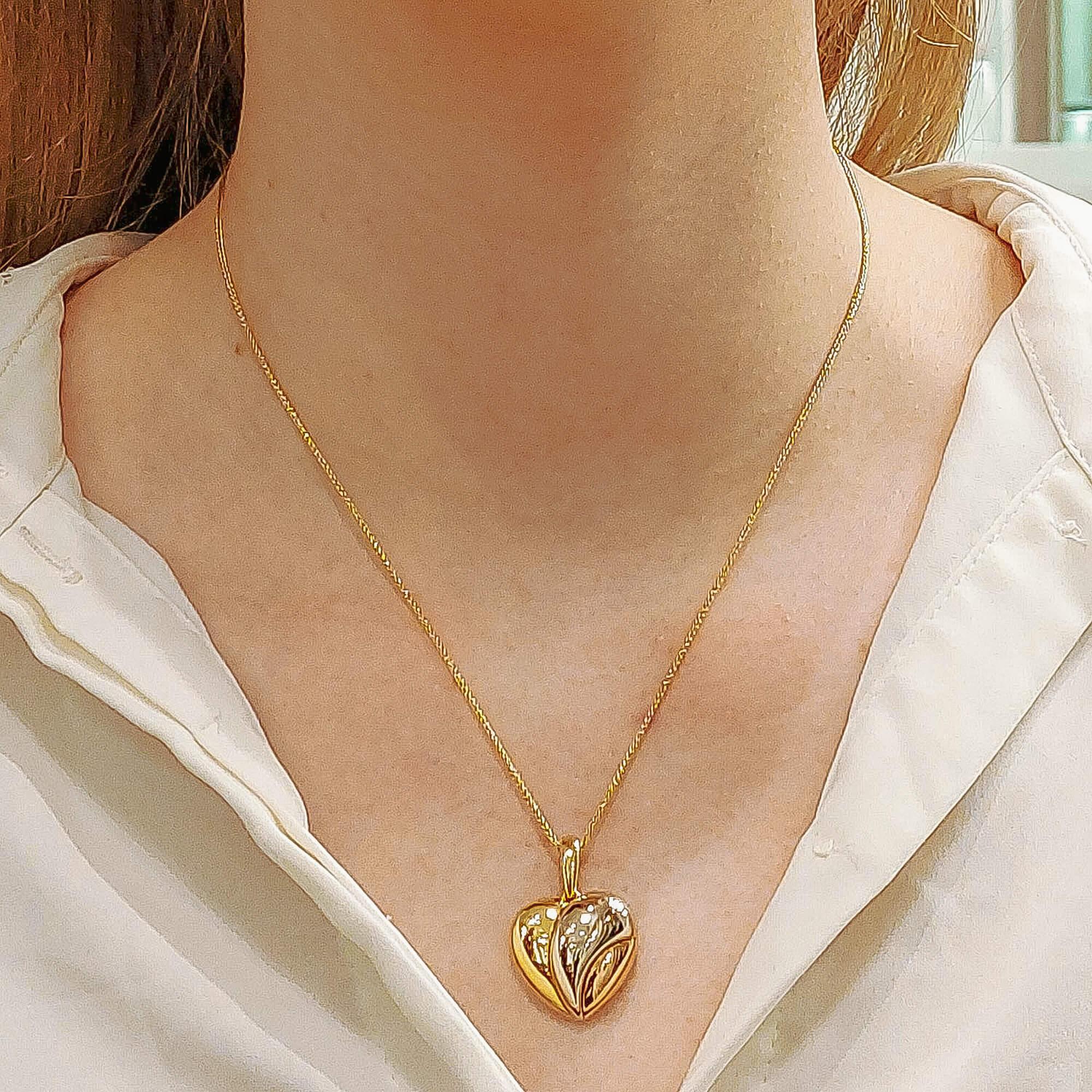 A beautiful Cartier Trinity heart pendant set in 18 karat yellow, rose and white gold. 

This pendant is from the iconic Cartier Trinity collection and is modelled as a stylised tricolour gold heart, set to the top with an articulated bail. Due to