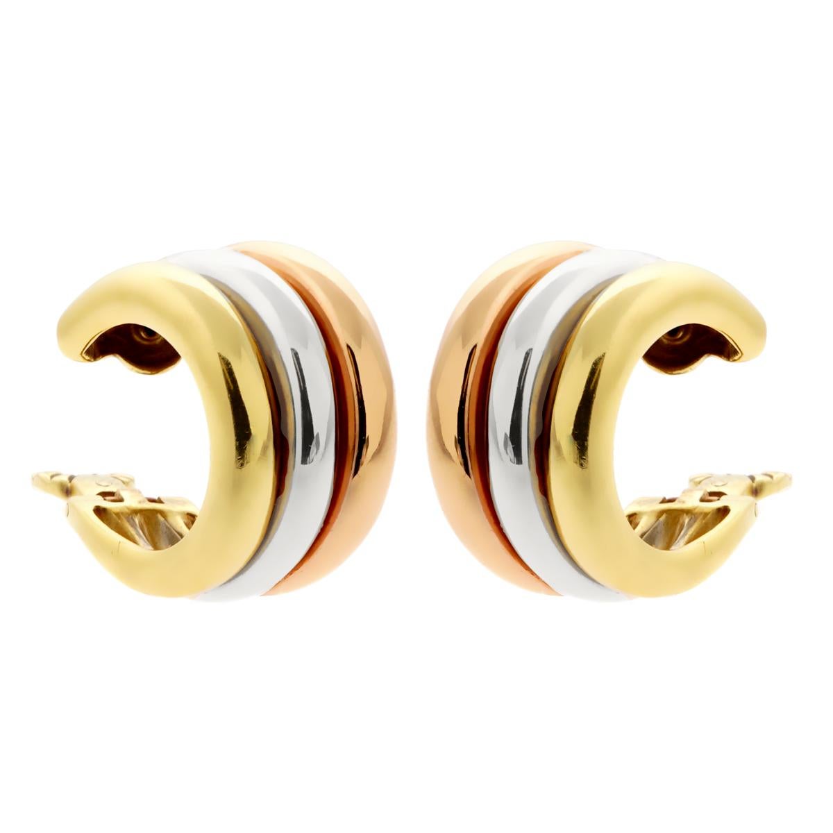 Une fabuleuse et élégante paire d'authentiques boucles d'oreilles Cartier en or blanc, jaune et rose Cartier 18 carats, au design moderne et intemporel. Ils s'incurvent doucement autour de la base de l'oreille et s'intègrent parfaitement à tout
