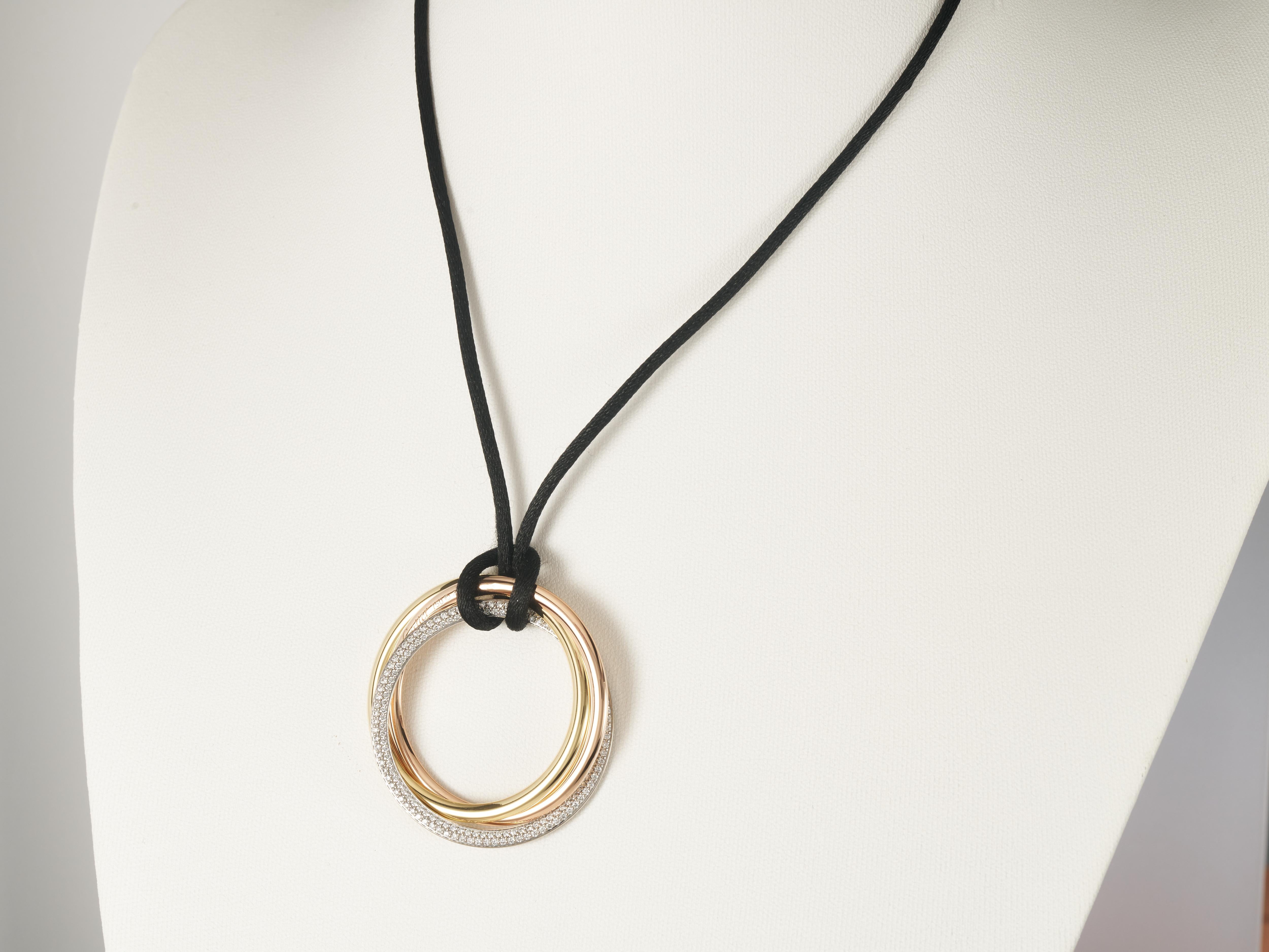 Cartier, grand collier Trinity Loop en or jaune, rose et blanc 18 carats avec diamants 0,9 carat Excellent état - En vente à London, GB