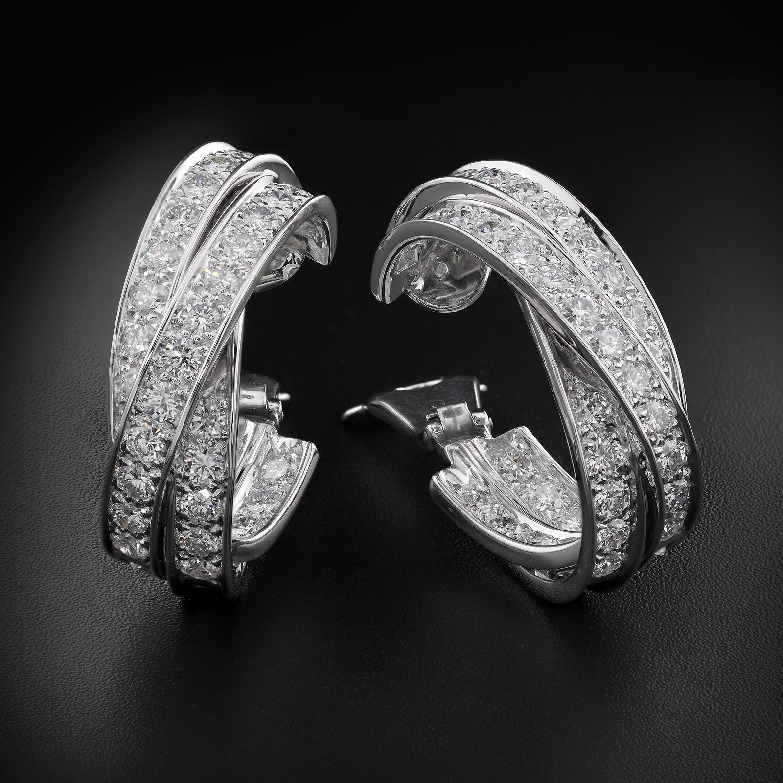 Ces fabuleuses et rares boucles d'oreilles ovales à l'envers de la collection emblématique Trinity de Cartier sont réalisées en or blanc 18 carats et serties de diamants D-E-F VVS1-VVS2 de taille brillant. Il s'agit du grand modèle de ces boucles