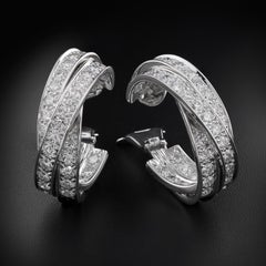 CARTIER Boucles d'oreilles larges Inside Out en or blanc et diamants naturels Trinity