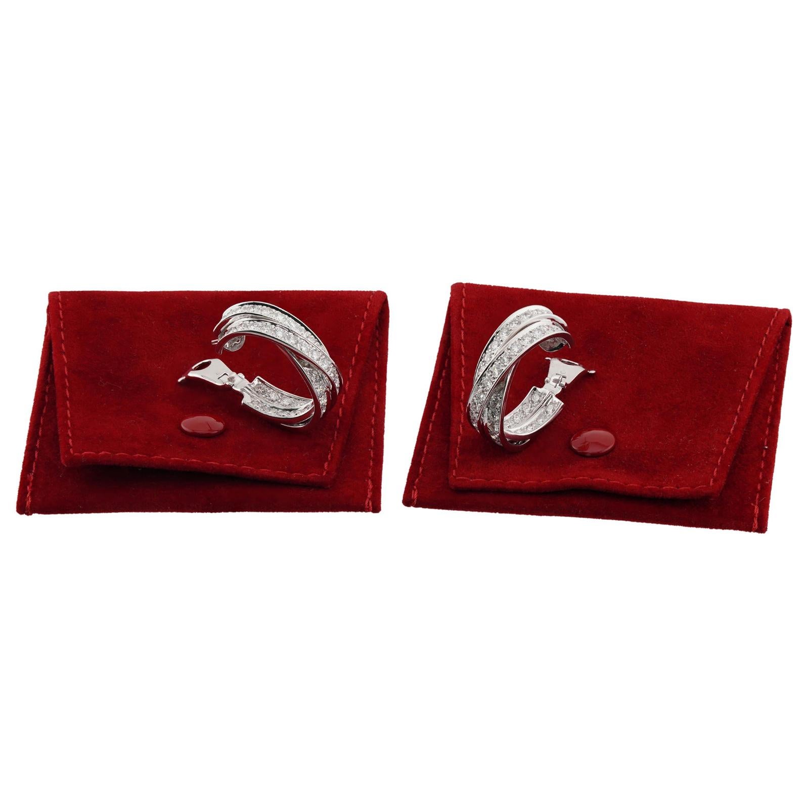 Taille brillant CARTIER Boucles d'oreilles larges Inside Out en or blanc et diamants naturels Trinity en vente